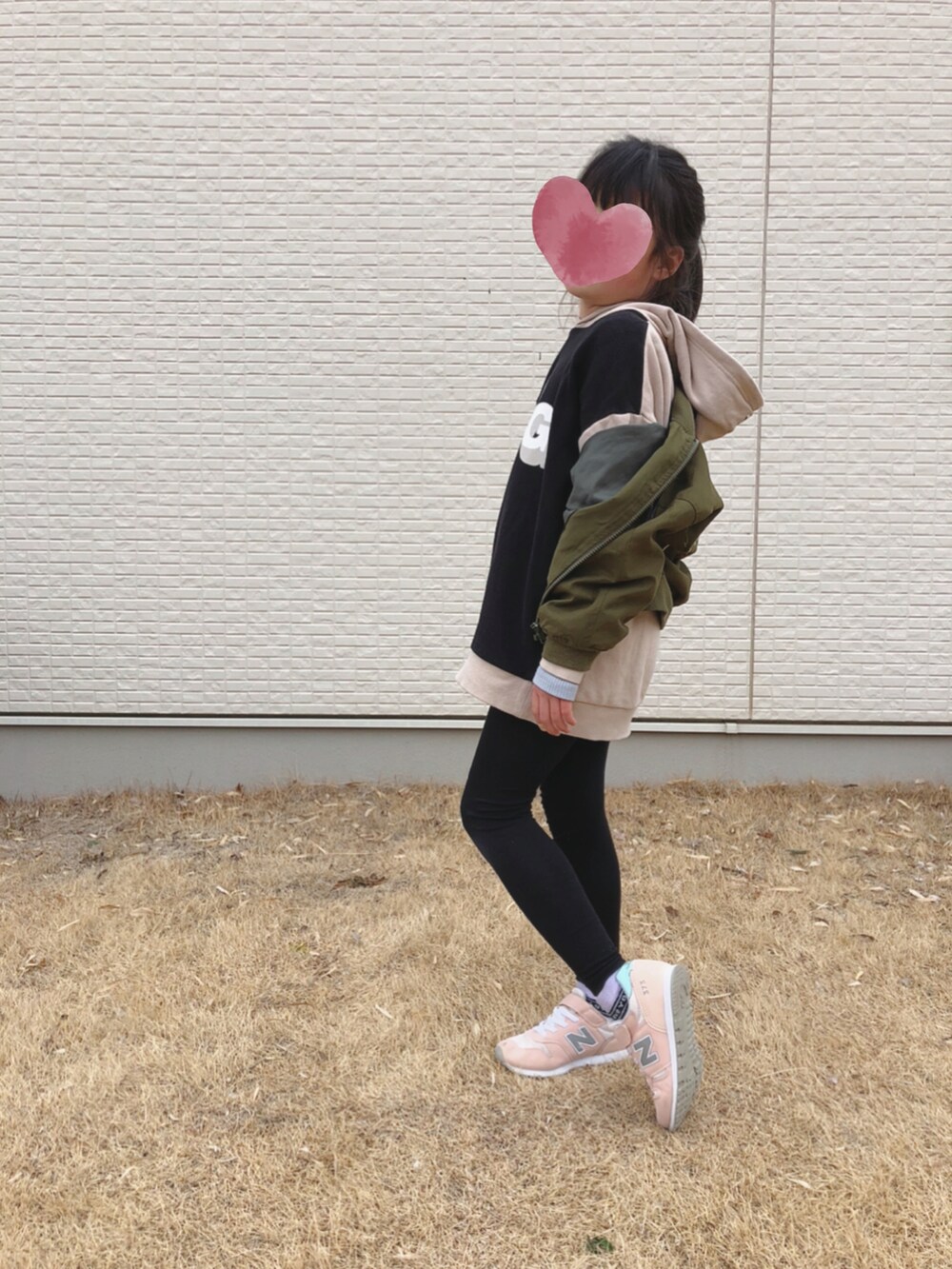 グリーン系のジャケット/アウター、ベージュ系のパーカー、ピンク系のスニーカーを着用したキッズの冬コーディネートの3枚目の写真