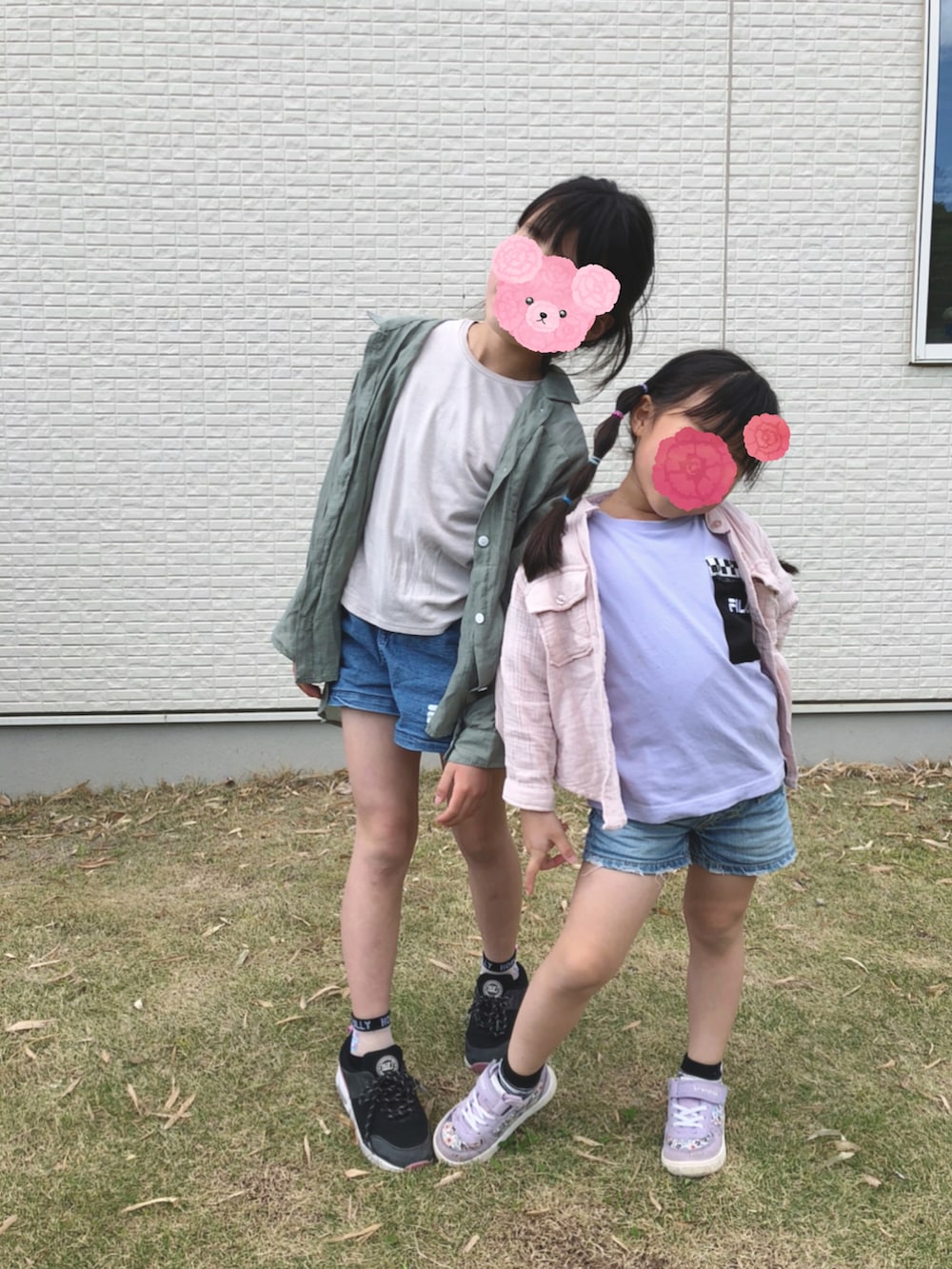 グリーン系のシャツ/ブラウス、ブルー系のデニムパンツ、ブラック系のスニーカーを着用したキッズの春コーディネートの4枚目の写真