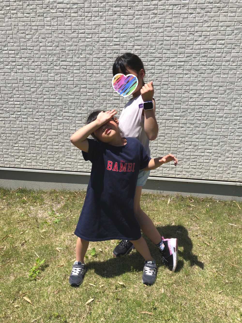 ブルー系のワンピース、ブルー系のスニーカーを着用したキッズの春コーディネートの3枚目の写真