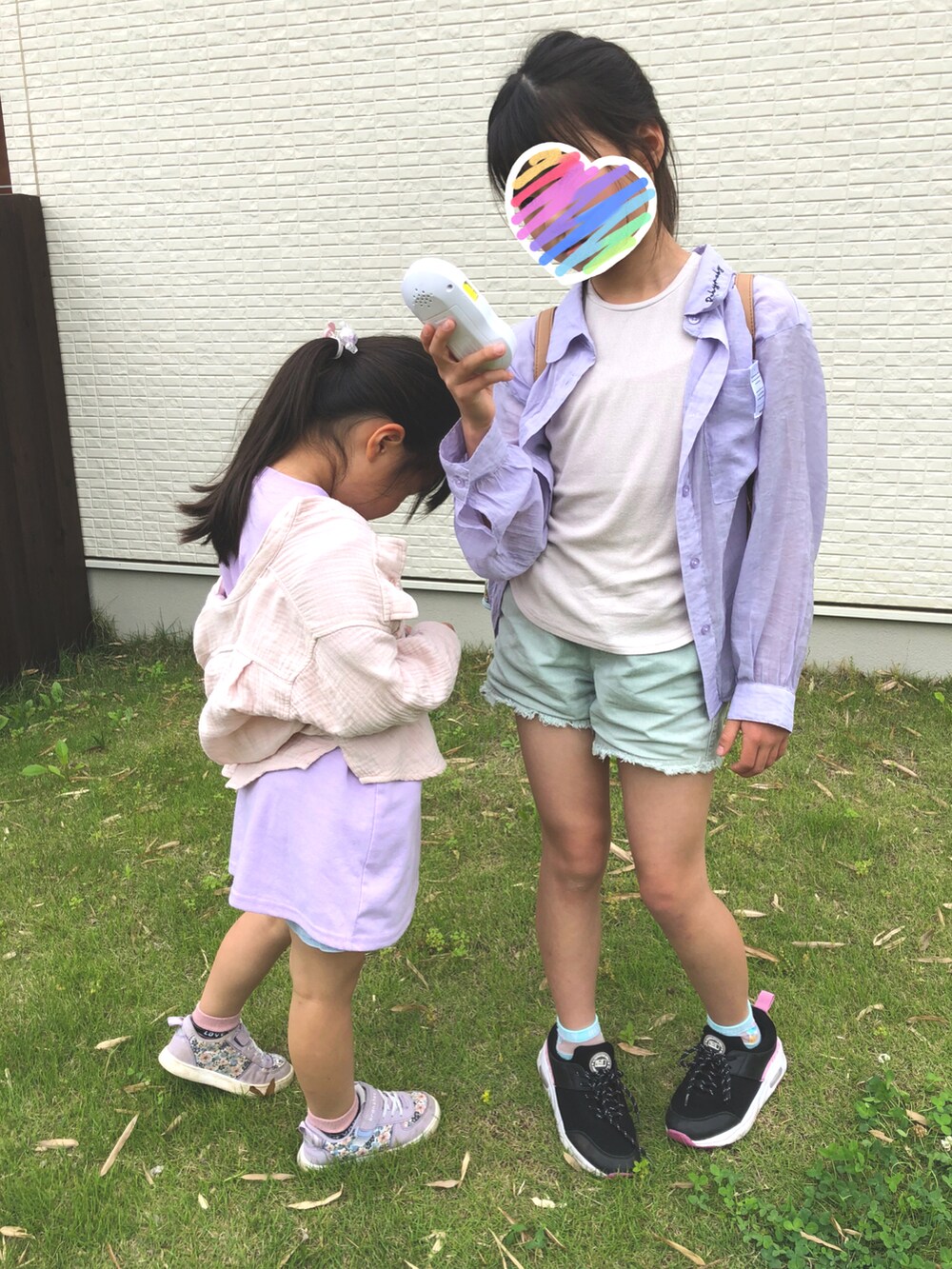 パープル系のTシャツ/カットソーを着用したキッズの夏コーディネートの2枚目の写真