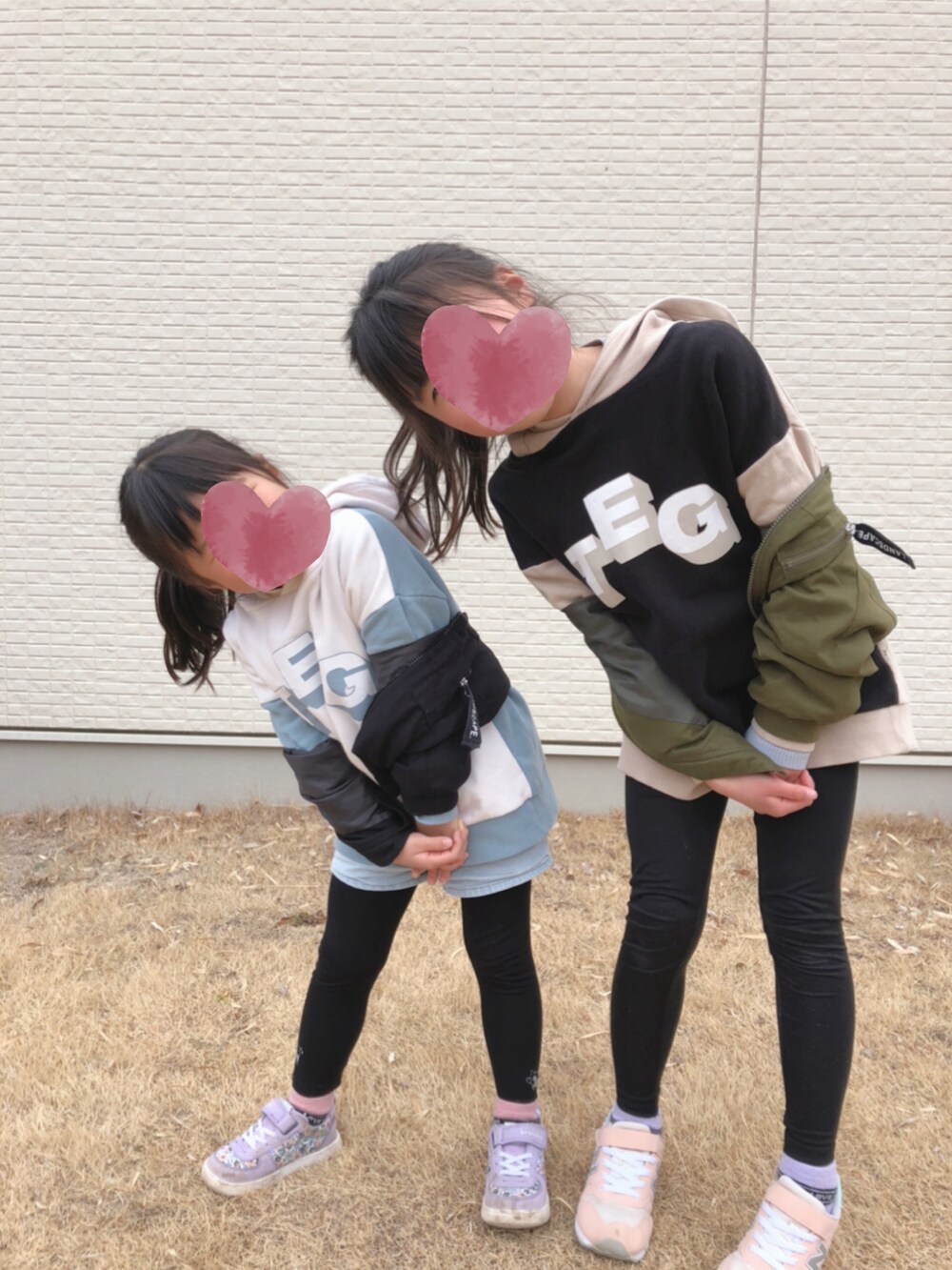 グリーン系のジャケット/アウター、ベージュ系のパーカー、ピンク系のスニーカーを着用したキッズの冬コーディネートの2枚目の写真