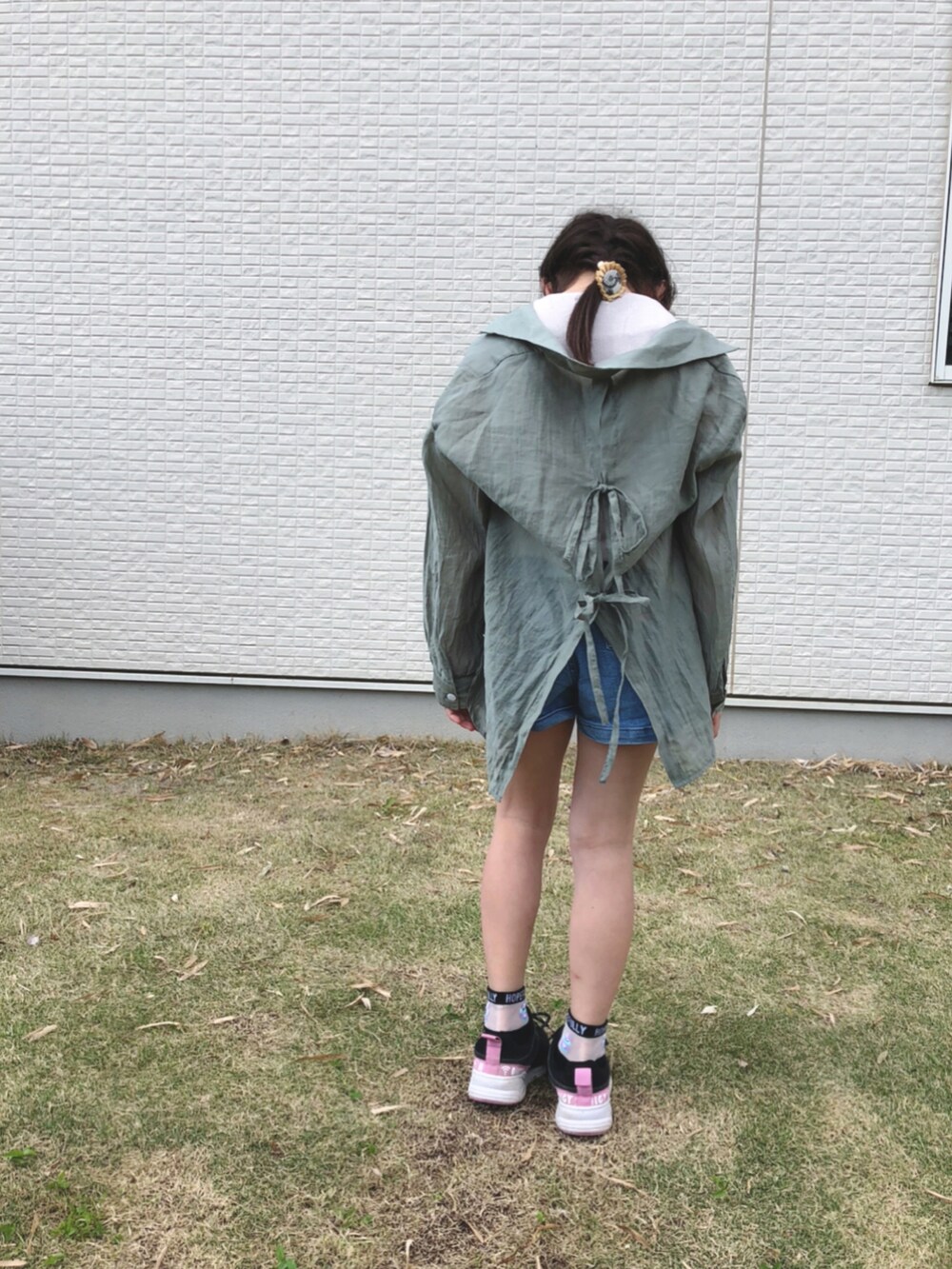 グリーン系のシャツ/ブラウス、ブルー系のデニムパンツ、ブラック系のスニーカーを着用したキッズの春コーディネートの3枚目の写真