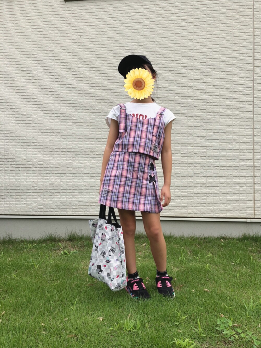 ピンク系のトップス、ピンク系のスカートを着用したキッズの夏コーディネートの2枚目の写真