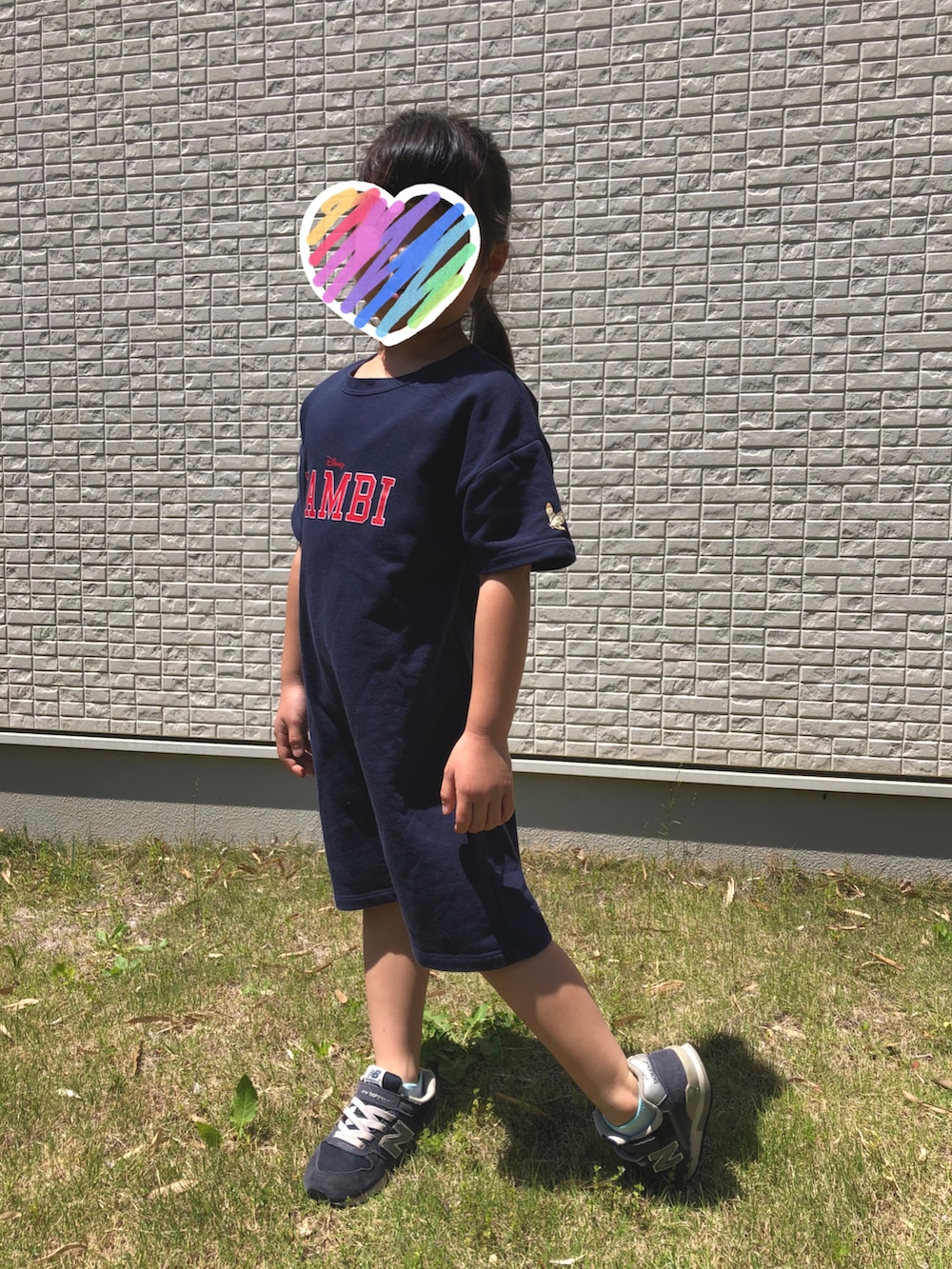 ブルー系のワンピース、ブルー系のスニーカーを着用したキッズの春コーディネートの2枚目の写真