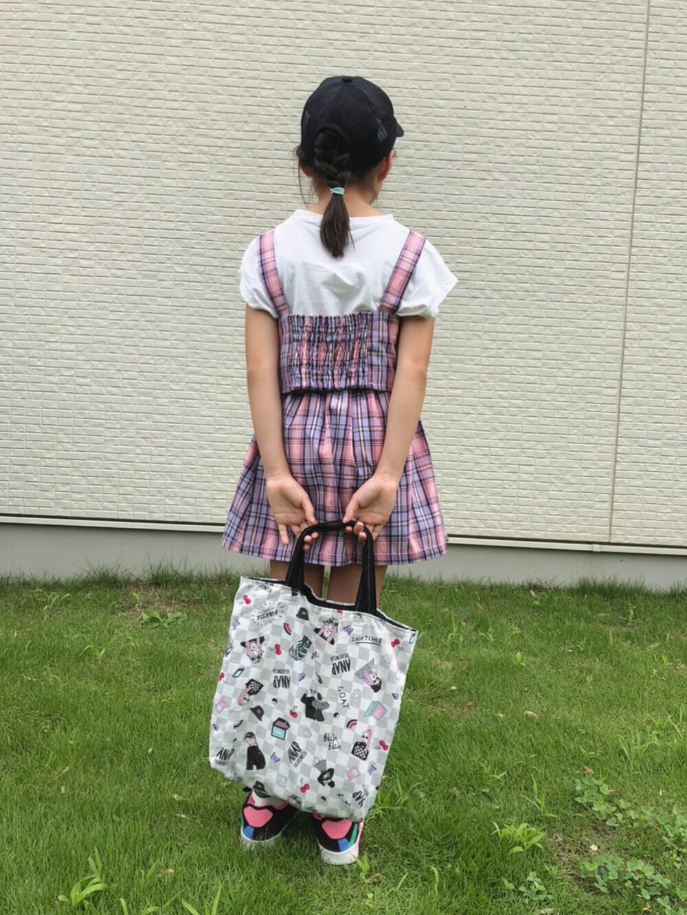 ピンク系のトップス、ピンク系のスカートを着用したキッズの夏コーディネートの3枚目の写真