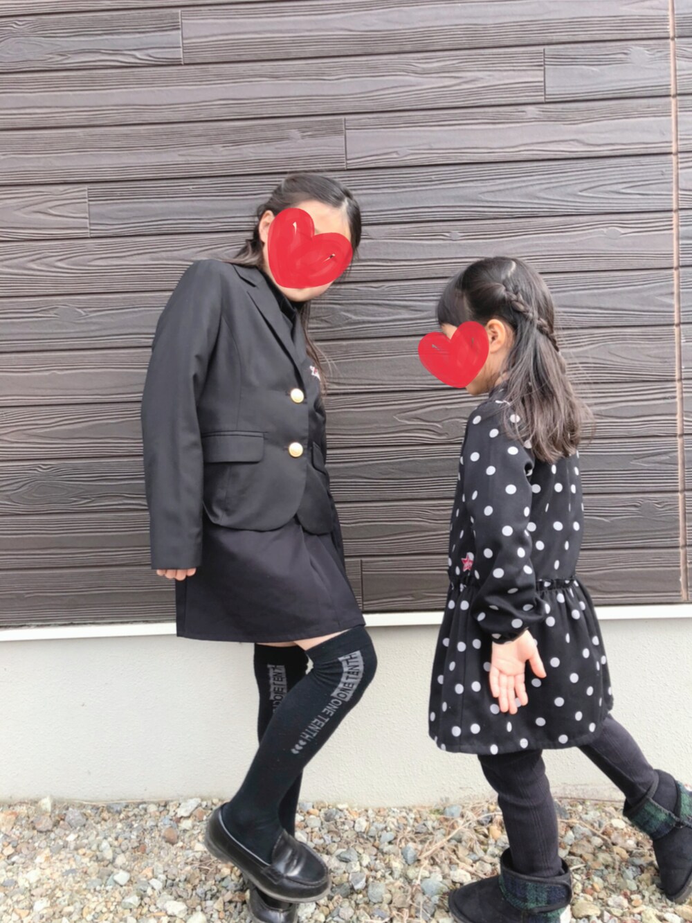 ブラック系のスーツジャケット、ブラック系のスーツスカートを着用したキッズの冬コーディネートの2枚目の写真