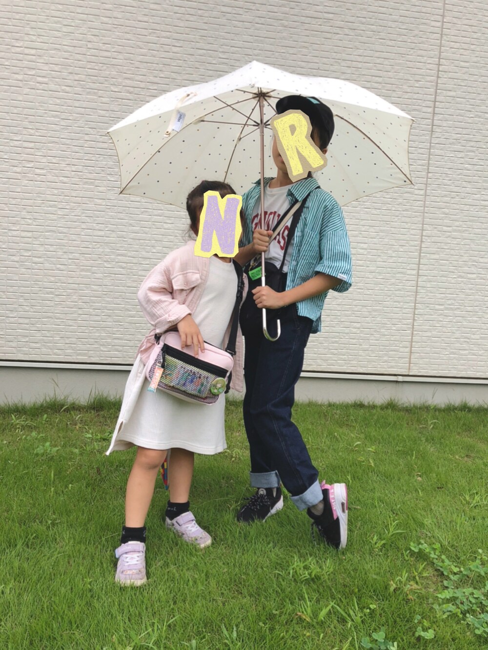 ブルー系のデニムパンツを着用したキッズの秋コーディネートの3枚目の写真