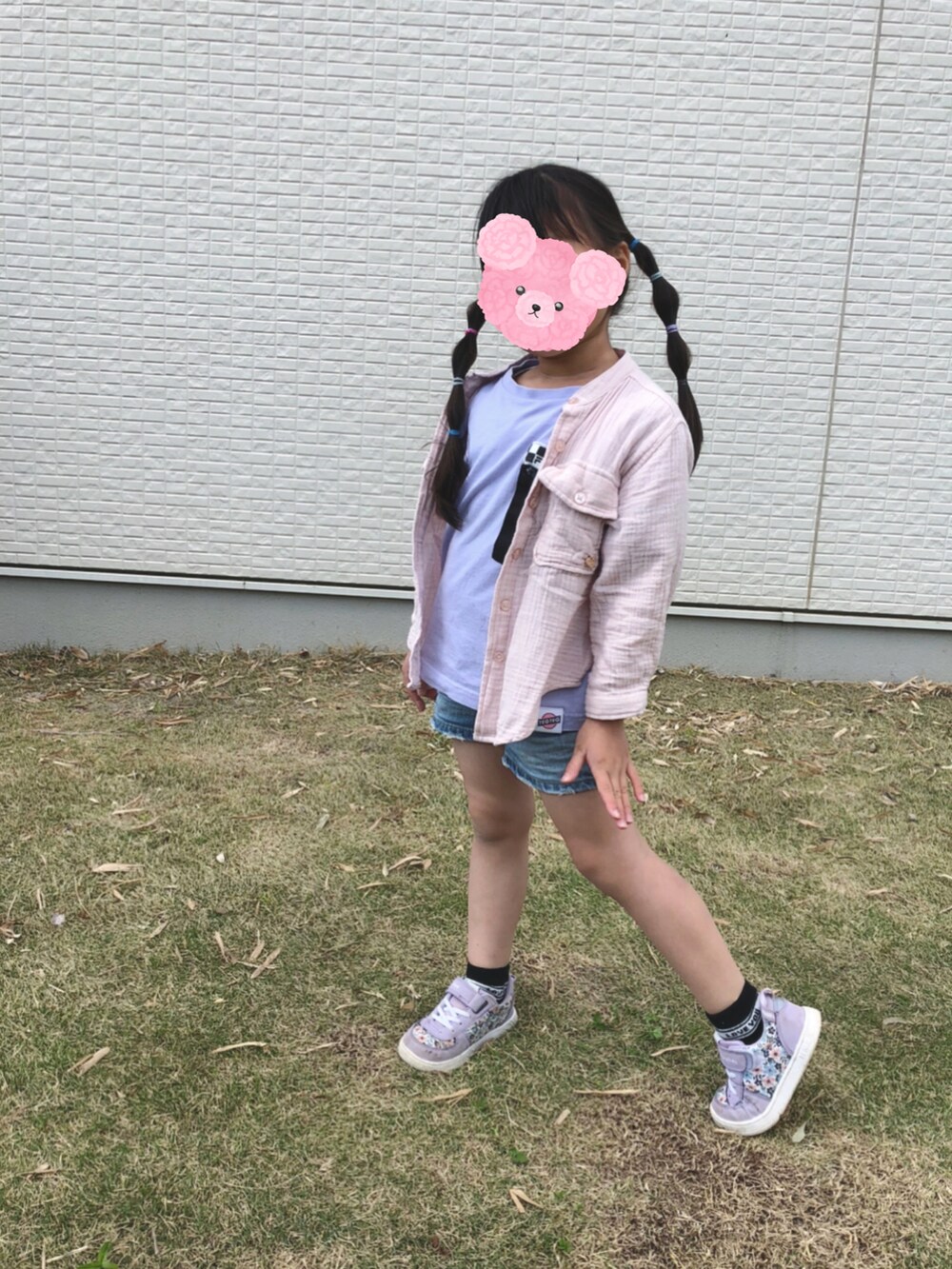 グリーン系のシャツ/ブラウス、ブルー系のデニムパンツ、ブラック系のスニーカーを着用したキッズの春コーディネートの5枚目の写真
