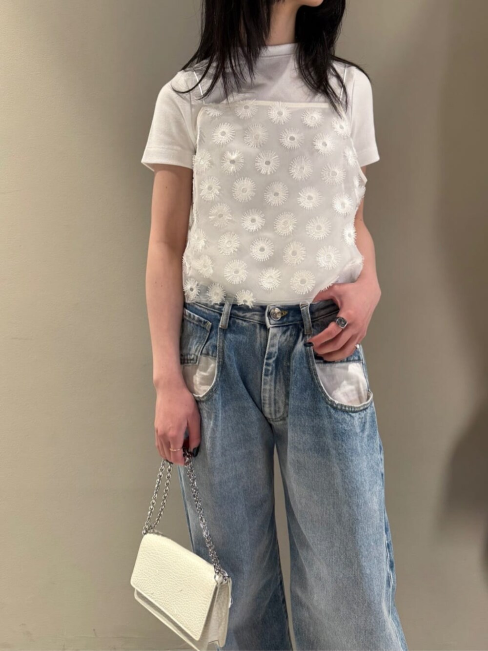 「TOMORROWLAND、トゥモローランド、Edition、Maison Margiela、TOMWOOD、フラワーモチーフ、エンブロイダリー、オーガンジー、オーガンジートップス、デニム、大人カジュアル」｜「EDITIONのフラワーエンブロイダリー キャミソール（キャミソール、ホワイト系）」を使った、Shimakawa_TOMORROWLANDさん（レディース・163cm）の夏コーディネートの2枚目の写真