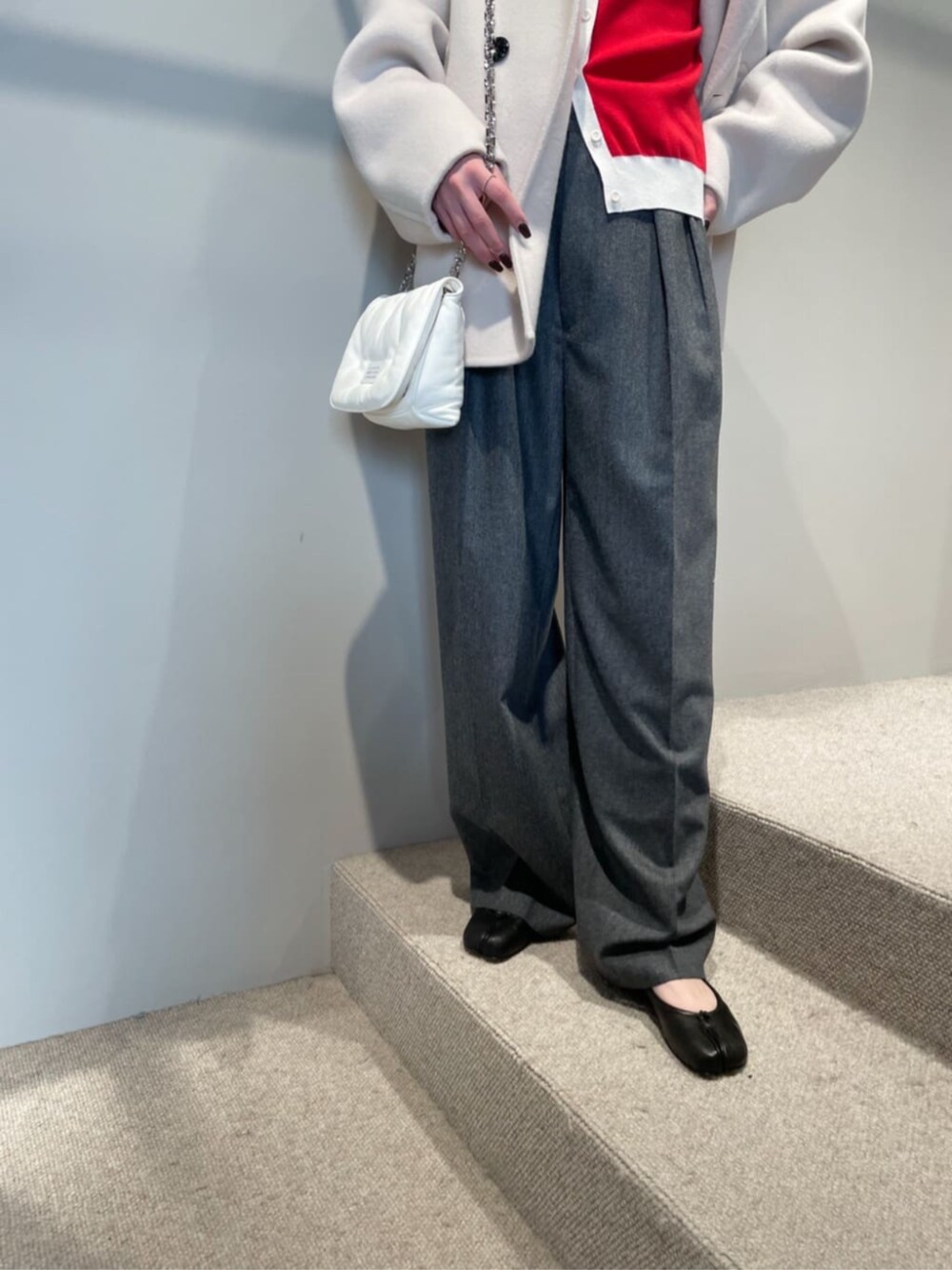 「TOMORROWLAND、トゥモローランド、HYKE、caban、Edition、Maison Margiela、Pコート、ピーコート、カーディガン、レッド、バイカラーニット、タックパンツ」｜「EDITIONのポプリンメルトン 2タックワイドスラックス（スラックス、グレー系）」を使った、Shimakawa_TOMORROWLANDさん（レディース・163cm）の冬コーディネートの5枚目の写真