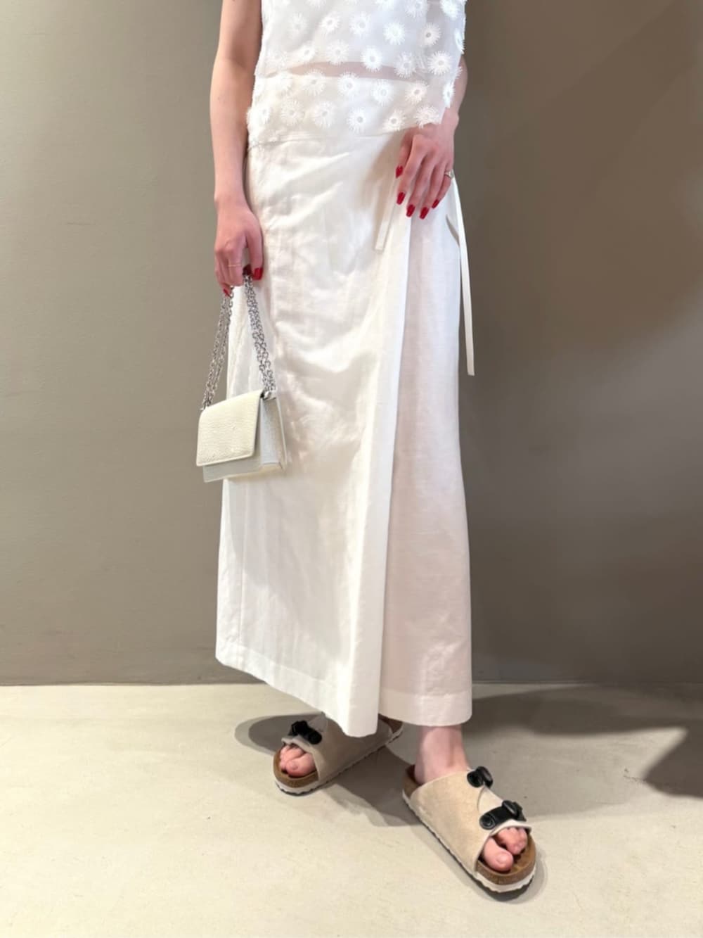 「TOMORROWLAND、トゥモローランド、Edition、BIRKENSTOCK、フラワーモチーフ、オーガンジートップス、エンブロイダリー、ラップスカート、オールホワイト、ワントーンコーデ、大人カジュアル」｜「EDITIONのフラワーエンブロイダリー キャミソール（キャミソール、ホワイト系）」を使った、Shimakawa_TOMORROWLANDさん（レディース・163cm）の夏コーディネートの4枚目の写真