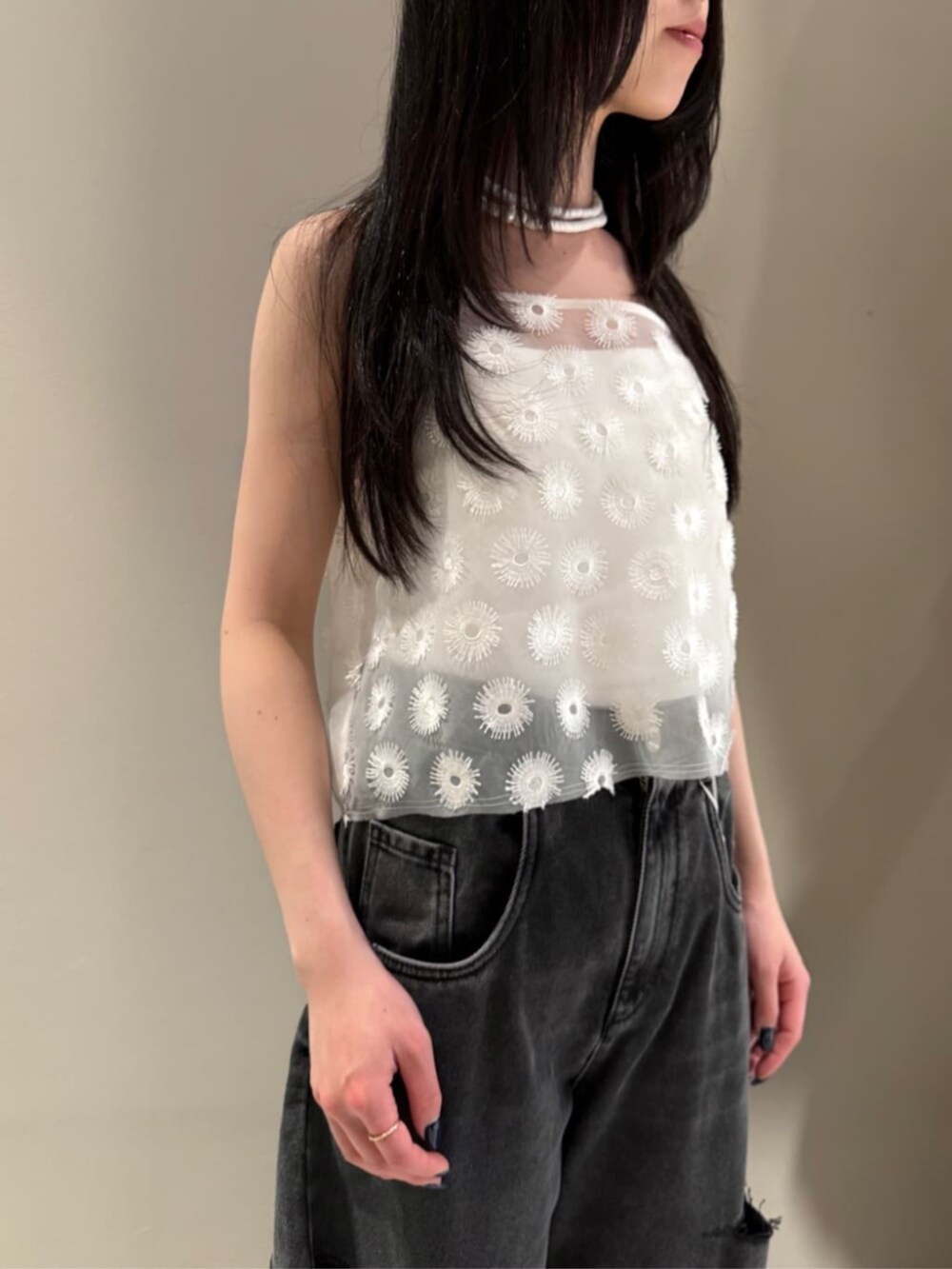 「TOMORROWLAND、トゥモローランド、Edition、MM6、MM6 Maison Martin Margiela、Maison Margiela、ノーカラージャケット、オーガンジートップス、フラワーモチーフ、エンブロイダリー、大人カジュアル」｜「EDITIONのリネンストレッチ ノーカラージャケット（ノーカラージャケット、ベージュ系）」を使った、Shimakawa_TOMORROWLANDさん（レディース・163cm）の夏コーディネートの4枚目の写真
