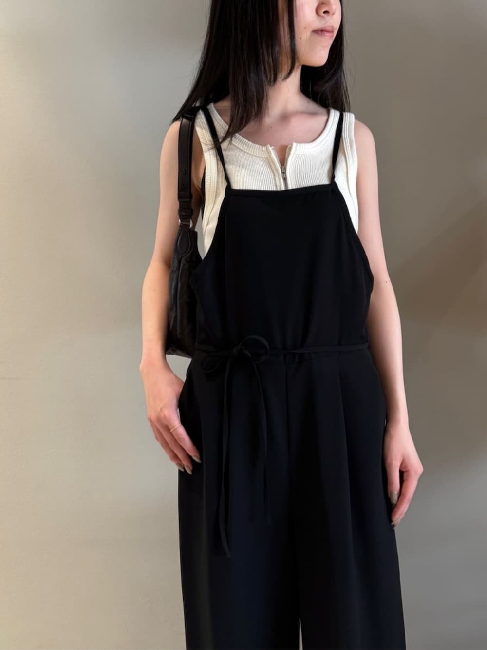 「TOMORROWLAND、トゥモローランド、Edition、Maison Margiela、サロペット、オールインワン、ジップアップ、モノトーン、大人カジュアル、デイリーカジュアル、リラックススタイル」｜「EDITIONのシルクネップ ジップタンクトップ（タンクトップ、ベージュ系）」を使った、Shimakawa_TOMORROWLANDさん（レディース・163cm）の夏コーディネートの2枚目の写真