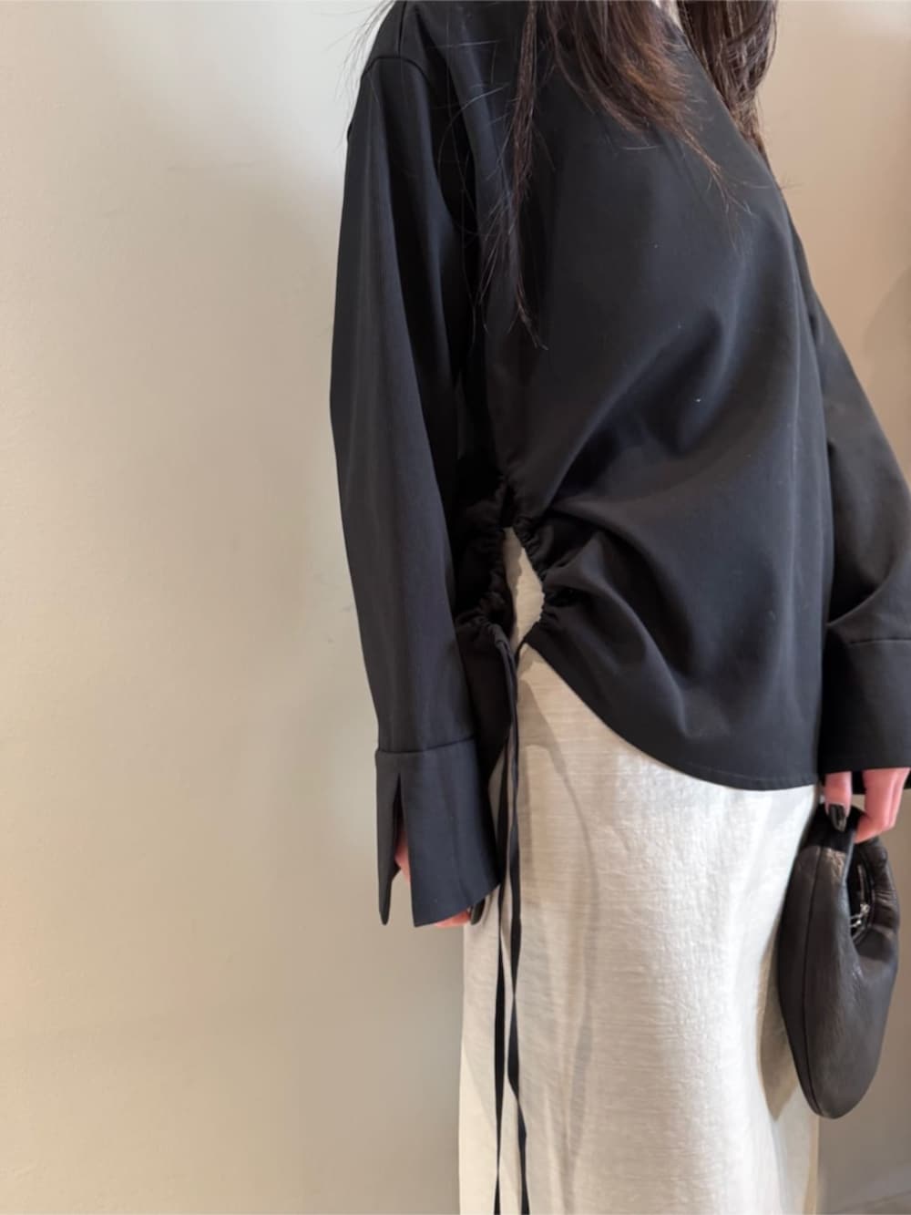 「TOMORROWLAND、トゥモローランド、BACCA、ediition、Edition、birkenstock、Aeta、TOMWOOD、ブラウス、フレアスカート、大人カジュアル」｜「BACCAのコットンピケ サイドストリングブラウス（シャツ/ブラウス、ブラック系）」を使った、Shimakawa_TOMORROWLANDさん（レディース・163cm）の春コーディネートの4枚目の写真