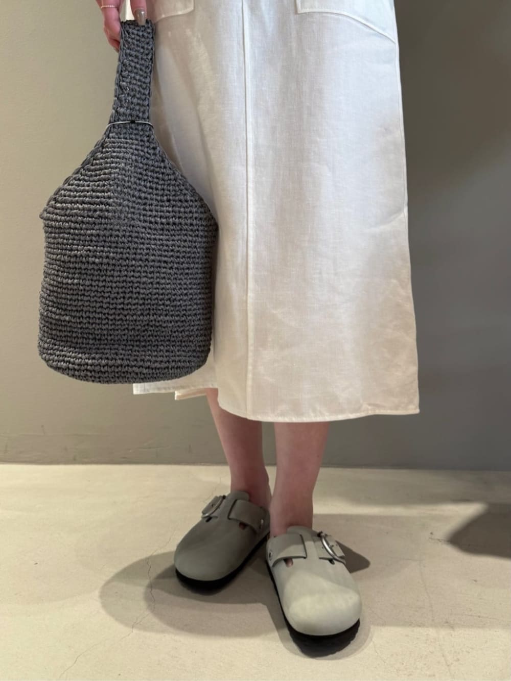 「TOMORROWLAND、トゥモローランド、Edition、BACCA、CFCL、BIRKENSTOCK、Aeta、リネンスカート、エプロンスカート、ワントーンコーデ、大人カジュアル」｜「EDITIONのレーヨンナイロン ブラトップ（キャミソール、ホワイト系）」を使った、Shimakawa_TOMORROWLANDさん（レディース・163cm）の夏コーディネートの4枚目の写真
