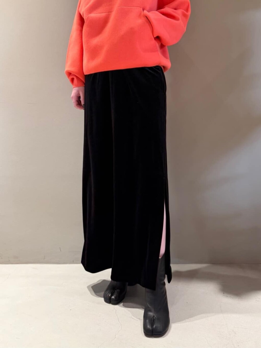 「TOMORROWLAND、トゥモローランド、caban、Maison Margiela、ユニセックス、フーディー、パーカー、ベロアワンピース、ベロア、レイヤードスタイル、大人カジュアル」｜「cabanのCABaN ソフトベロア Vネックロングワンピース（ワンピース、ブラック系）」を使った、Shimakawa_TOMORROWLANDさん（レディース・163cm）の冬コーディネートの3枚目の写真