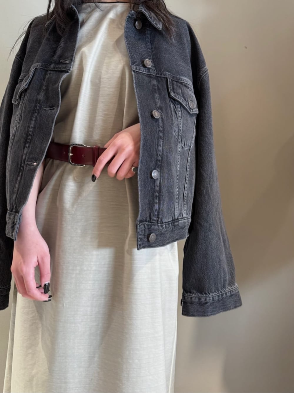 「TOMORROWLAND、トゥモローランド、Edition、AcneStudios、DEHANCHE、birkenstock、シアーワンピース、ノースリーブワンピース、ワンピース、大人カジュアル、デニムジャケット」｜「EDITIONのシアーウール ノースリーブワンピース（ワンピース、ホワイト系）」を使った、Shimakawa_TOMORROWLANDさん（レディース・163cm）の春コーディネートの3枚目の写真