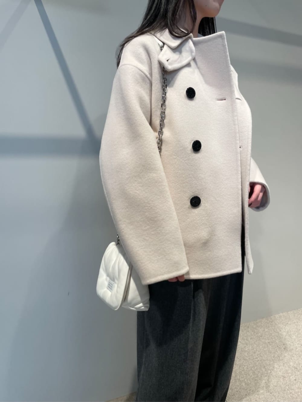 「TOMORROWLAND、トゥモローランド、HYKE、caban、Edition、Maison Margiela、Pコート、ピーコート、カーディガン、レッド、バイカラーニット、タックパンツ」｜「EDITIONのポプリンメルトン 2タックワイドスラックス（スラックス、グレー系）」を使った、Shimakawa_TOMORROWLANDさん（レディース・163cm）の冬コーディネートの2枚目の写真