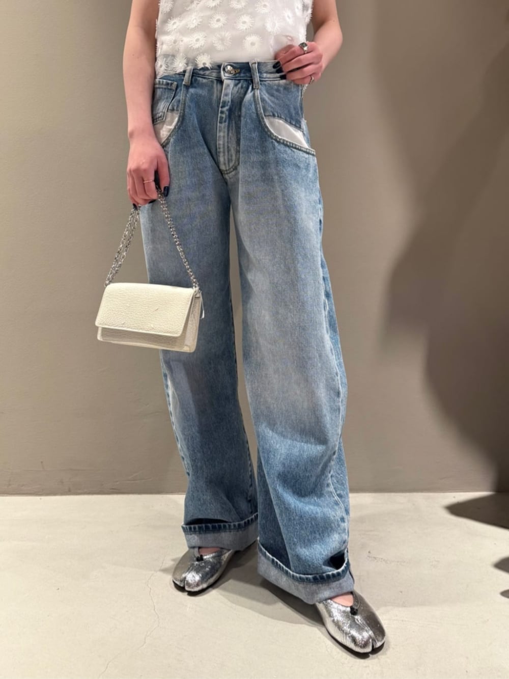 「TOMORROWLAND、トゥモローランド、Edition、Maison Margiela、TOMWOOD、フラワーモチーフ、エンブロイダリー、オーガンジー、オーガンジートップス、デニム、大人カジュアル」｜「EDITIONのフラワーエンブロイダリー キャミソール（キャミソール、ホワイト系）」を使った、Shimakawa_TOMORROWLANDさん（レディース・163cm）の夏コーディネートの4枚目の写真