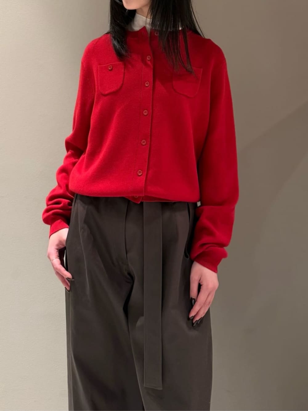 レッド系のカーディガン/ボレロ、ブラック系のニット/セーター、ブラウン系のその他パンツを着用したレディースの秋コーディネートの2枚目の写真