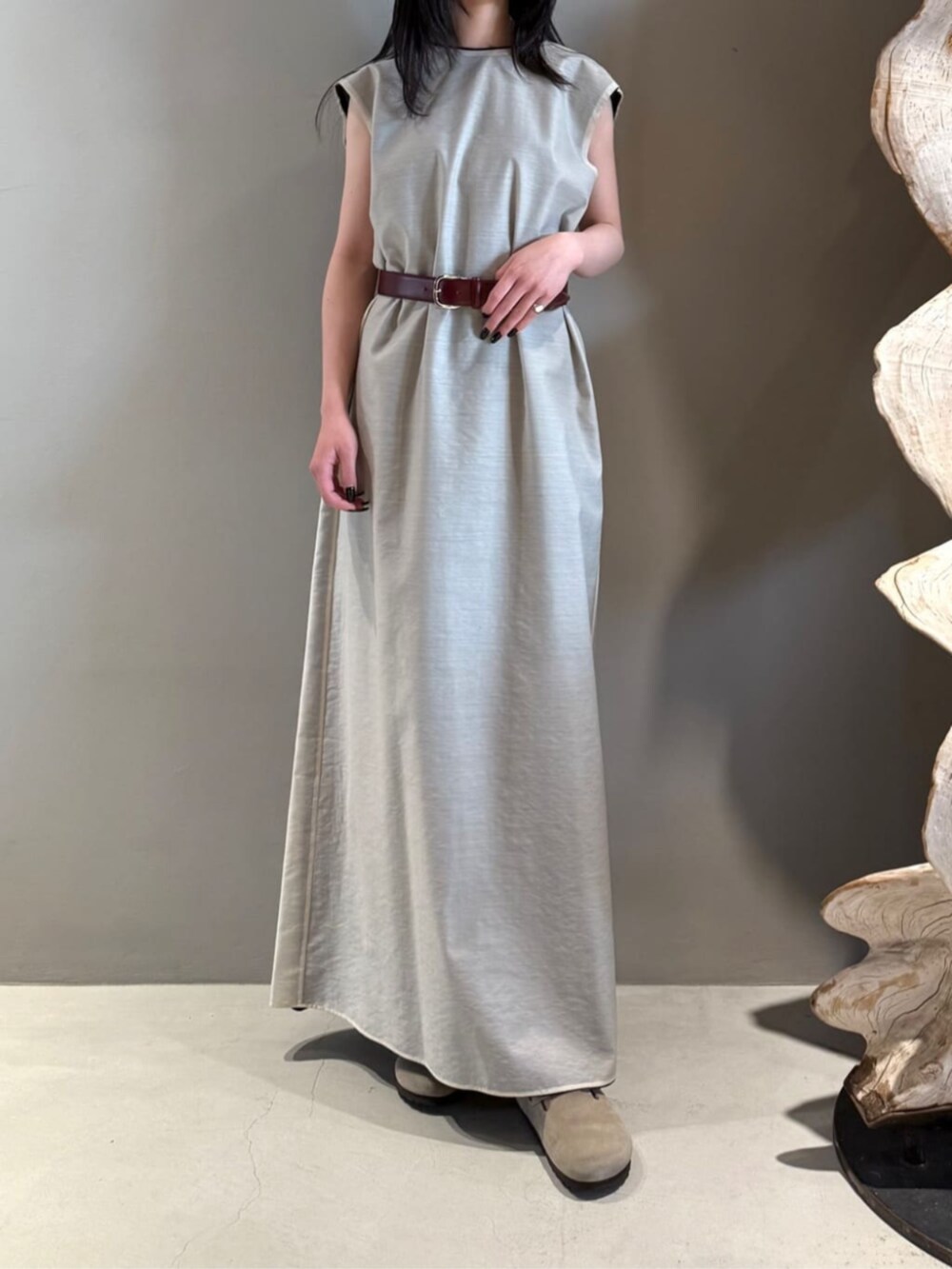 「TOMORROWLAND、トゥモローランド、Edition、AcneStudios、DEHANCHE、birkenstock、シアーワンピース、ノースリーブワンピース、ワンピース、大人カジュアル、デニムジャケット」｜「EDITIONのシアーウール ノースリーブワンピース（ワンピース、ホワイト系）」を使った、Shimakawa_TOMORROWLANDさん（レディース・163cm）の春コーディネートの4枚目の写真