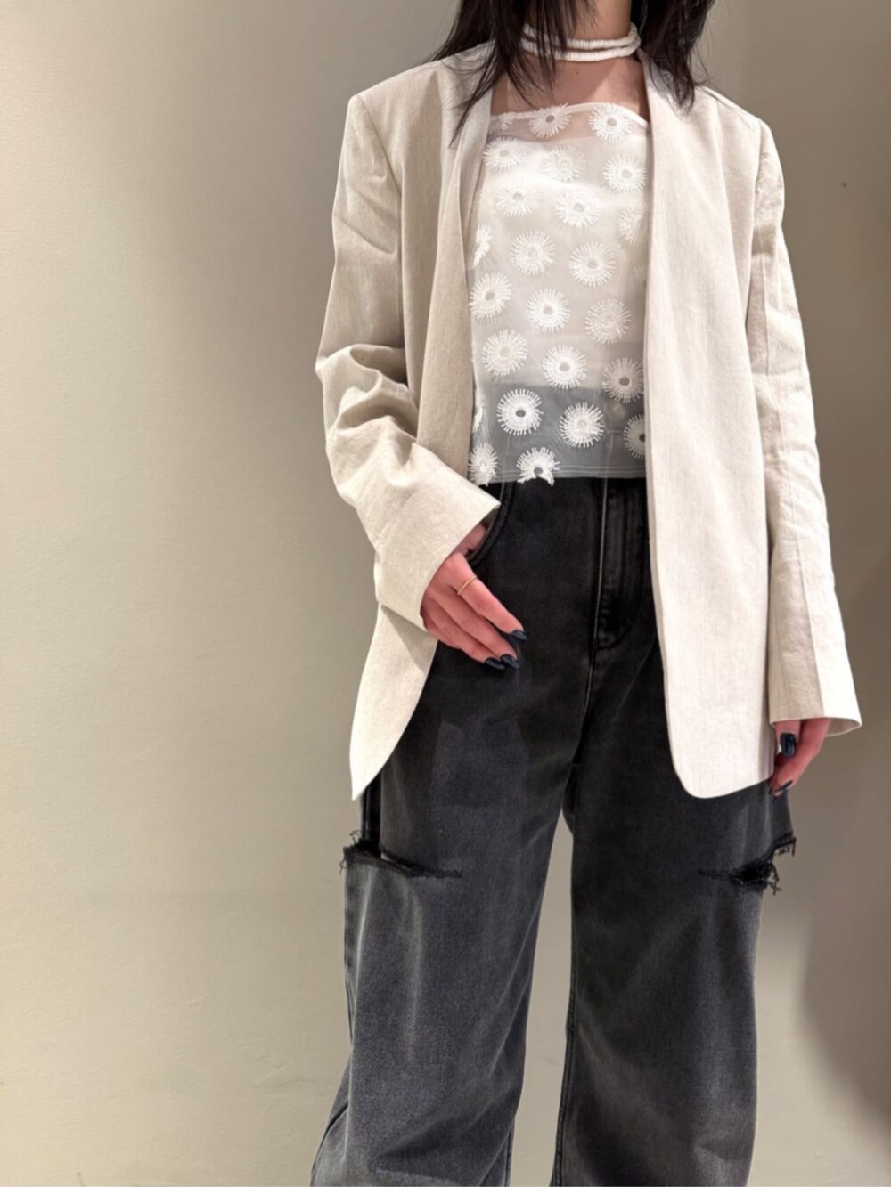「TOMORROWLAND、トゥモローランド、Edition、MM6、MM6 Maison Martin Margiela、Maison Margiela、ノーカラージャケット、オーガンジートップス、フラワーモチーフ、エンブロイダリー、大人カジュアル」｜「EDITIONのリネンストレッチ ノーカラージャケット（ノーカラージャケット、ベージュ系）」を使った、Shimakawa_TOMORROWLANDさん（レディース・163cm）の夏コーディネートの3枚目の写真