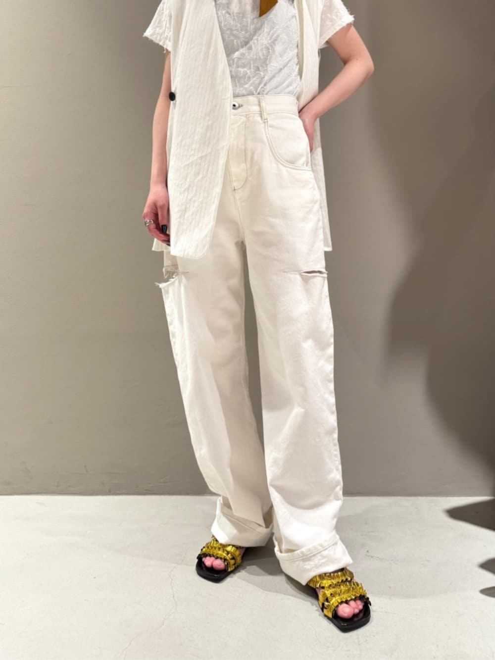 「TOMORROWLAND、トゥモローランド、Edition、Maison Margiela、TOMWOOD、ジレ、ジャカード、デニム、オールホワイト、ワントーンコーデ、大人カジュアル」｜「EDITIONのリネンストレッチ Vネックジレ（ベスト、ホワイト系）」を使った、Shimakawa_TOMORROWLANDさん（レディース・163cm）の夏コーディネートの3枚目の写真