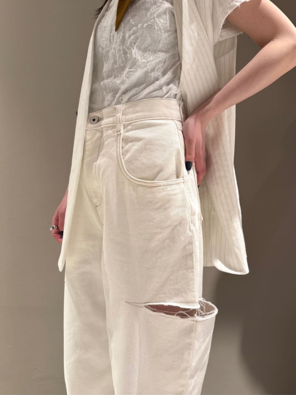 「TOMORROWLAND、トゥモローランド、Edition、Maison Margiela、TOMWOOD、ジレ、ジャカード、デニム、オールホワイト、ワントーンコーデ、大人カジュアル」｜「EDITIONのリネンストレッチ Vネックジレ（ベスト、ホワイト系）」を使った、Shimakawa_TOMORROWLANDさん（レディース・163cm）の夏コーディネートの4枚目の写真