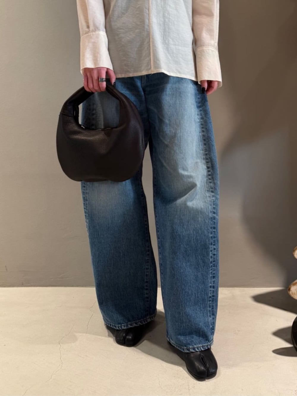 「TOMORROWLAND、トゥモローランド、Edition、HYKE、Aeta、Maison Margiela、TOMWOOD、Vネック、シアーシャツ、大人カジュアル」｜「EDITIONのシアーウール Vネックシャツ（シャツ/ブラウス、ベージュ系）」を使った、Shimakawa_TOMORROWLANDさん（レディース・163cm）の春コーディネートの4枚目の写真