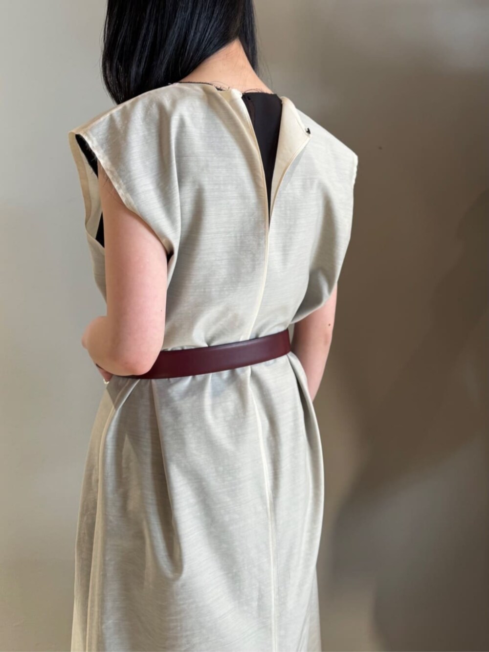 「TOMORROWLAND、トゥモローランド、Edition、AcneStudios、DEHANCHE、birkenstock、シアーワンピース、ノースリーブワンピース、ワンピース、大人カジュアル、デニムジャケット」｜「EDITIONのシアーウール ノースリーブワンピース（ワンピース、ホワイト系）」を使った、Shimakawa_TOMORROWLANDさん（レディース・163cm）の春コーディネートの6枚目の写真