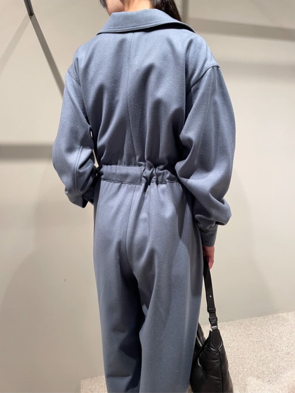 「TOMORROWLAND、トゥモローランド、BACCA、aeyde、Maison Margiela、ジャンプスーツ、オールインワン、ベロア、ライトブルー、大人カジュアル、デイリーカジュアル、リラックススタイル」｜「BACCAのウールサキソニー ジャンプスーツ（ワンピース、ブルー系）」を使った、Shimakawa_TOMORROWLANDさん（レディース・163cm）の秋コーディネートの3枚目の写真
