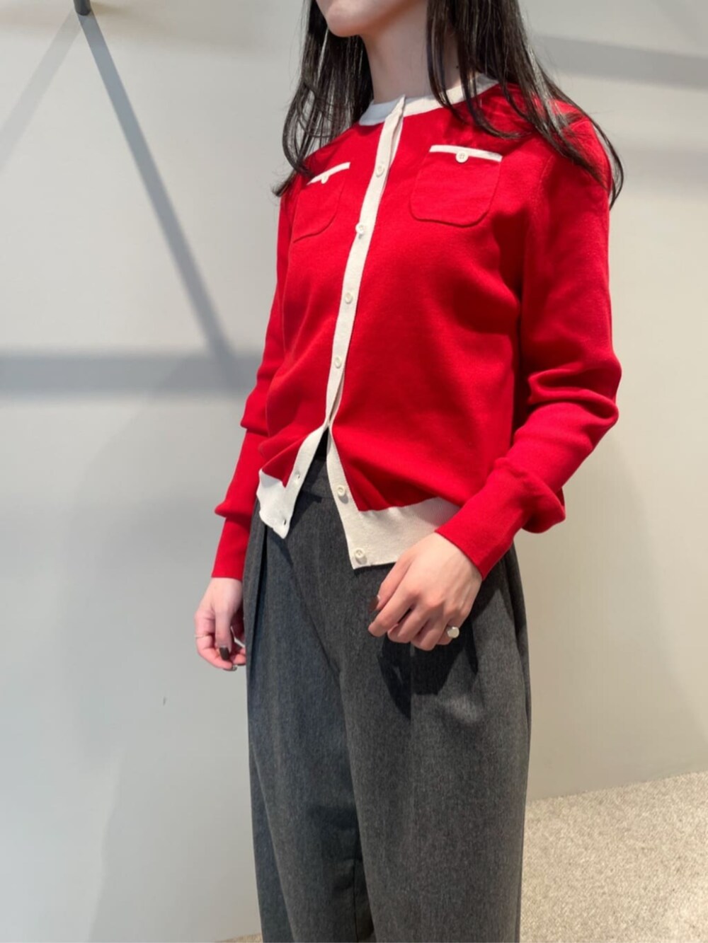 「TOMORROWLAND、トゥモローランド、HYKE、caban、Edition、Maison Margiela、Pコート、ピーコート、カーディガン、レッド、バイカラーニット、タックパンツ」｜「EDITIONのポプリンメルトン 2タックワイドスラックス（スラックス、グレー系）」を使った、Shimakawa_TOMORROWLANDさん（レディース・163cm）の冬コーディネートの4枚目の写真