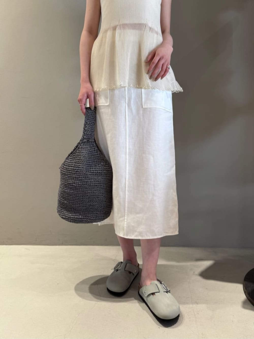 「TOMORROWLAND、トゥモローランド、Edition、BACCA、CFCL、BIRKENSTOCK、Aeta、リネンスカート、エプロンスカート、ワントーンコーデ、大人カジュアル」｜「EDITIONのレーヨンナイロン ブラトップ（キャミソール、ホワイト系）」を使った、Shimakawa_TOMORROWLANDさん（レディース・163cm）の夏コーディネートの3枚目の写真