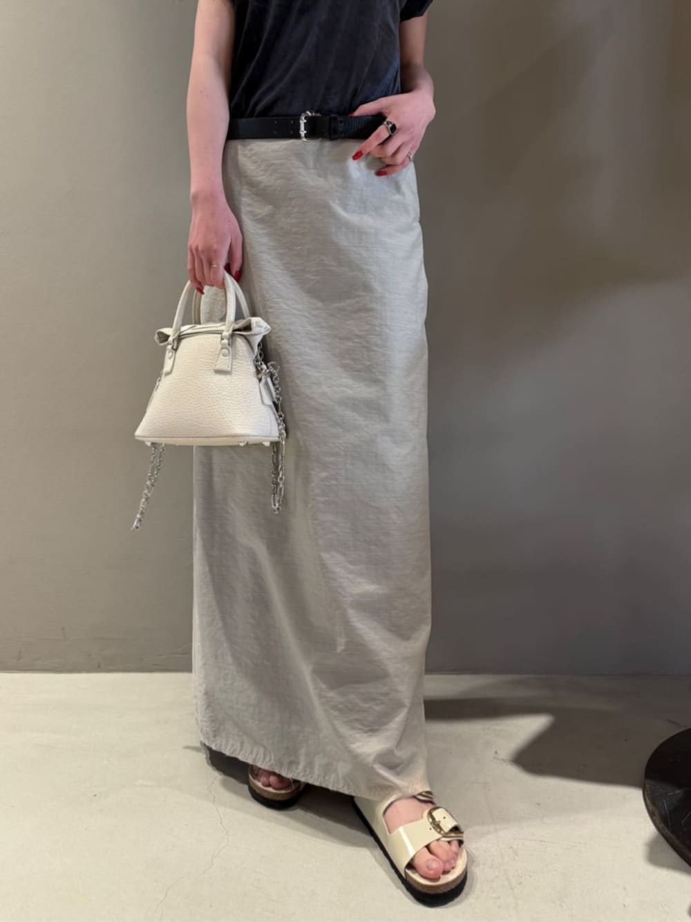 「TOMORROWLAND、トゥモローランド、BACCA、Edition、DEHANCHE、Maison Margiela、TOMWOOD、birkenstock、ベロア、ベロアトップス、マキシスカート、モノトーン、大人カジュアル」｜「EDITIONのシアーウール フレアスカート（スカート、ホワイト系）」を使った、Shimakawa_TOMORROWLANDさん（レディース・163cm）の夏コーディネートの4枚目の写真