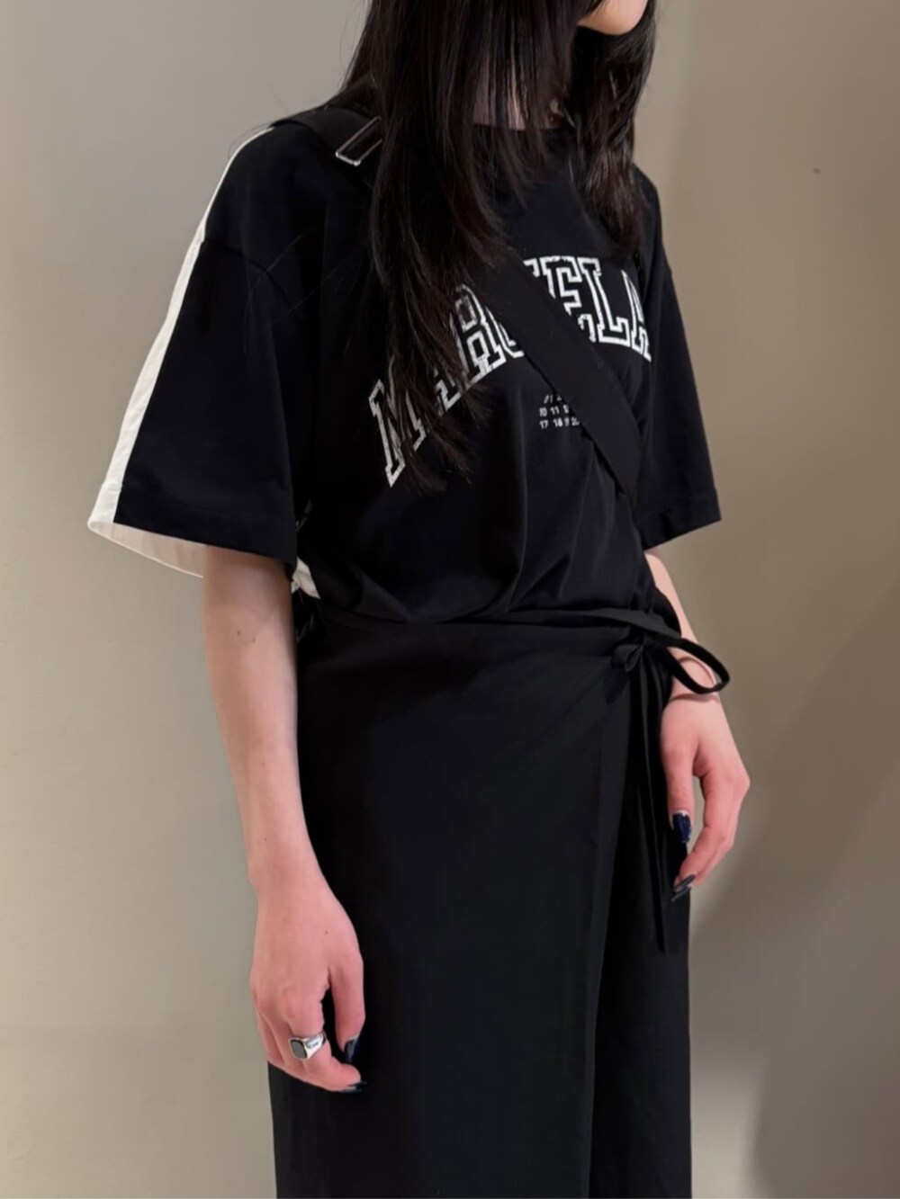 「TOMORROWLAND、トゥモローランド、Edition、Maison Margiela、MM6、MM6 Maison Martin Margiela、TOMWOOD、別注、ロゴT、Tシャツ、オールブラック、ワントーンコーデ、ラップスカート」｜「EDITIONのリネングログラン ラップスカート（スカート、ブラック系）」を使った、Shimakawa_TOMORROWLANDさん（レディース・163cm）の夏コーディネートの2枚目の写真