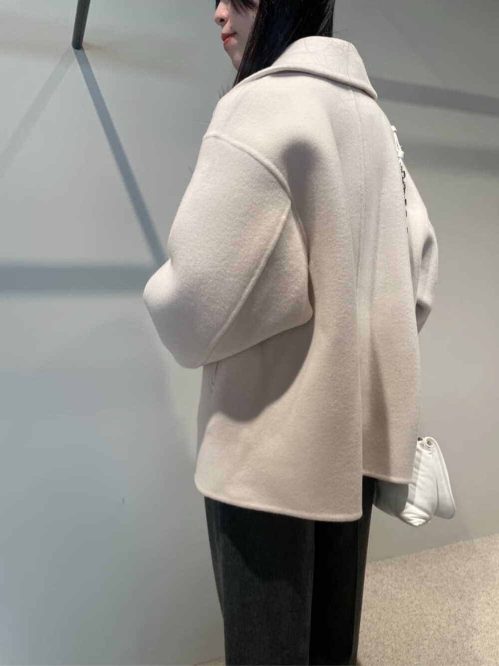 「TOMORROWLAND、トゥモローランド、HYKE、caban、Edition、Maison Margiela、Pコート、ピーコート、カーディガン、レッド、バイカラーニット、タックパンツ」｜「EDITIONのポプリンメルトン 2タックワイドスラックス（スラックス、グレー系）」を使った、Shimakawa_TOMORROWLANDさん（レディース・163cm）の冬コーディネートの3枚目の写真
