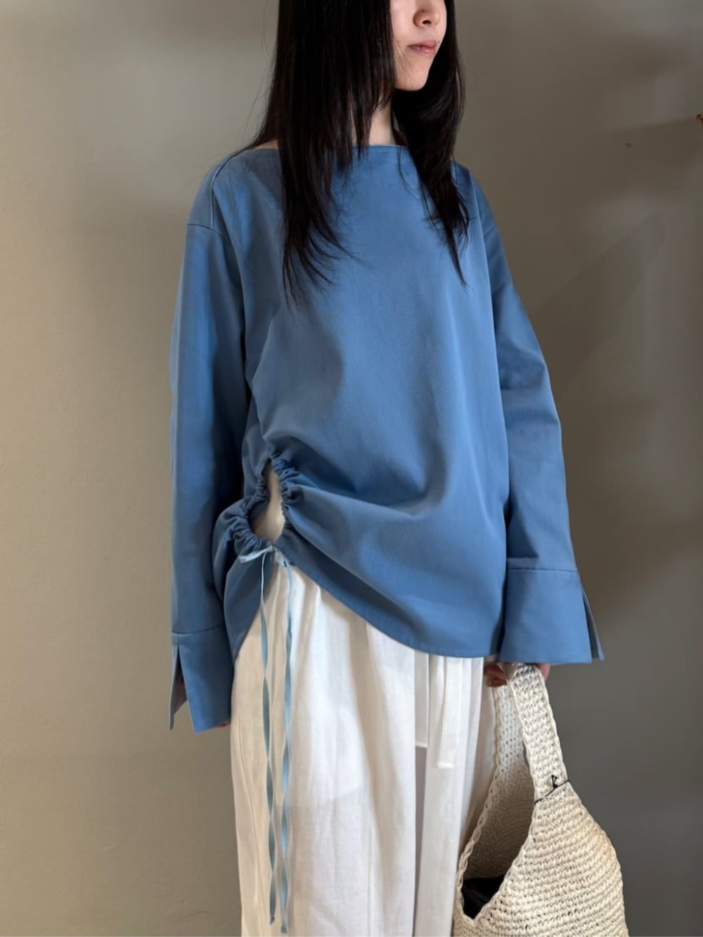 「TOMORROWLAND、トゥモローランド、BACCA、Aeta、BIRKENSTOCK、birkenstock、ブラウス、ブルー、リネンパンツ、大人カジュアル」｜「BACCAのリネンツイル タックワイドパンツ（その他パンツ、ホワイト系）」を使った、Shimakawa_TOMORROWLANDさん（レディース・163cm）の夏コーディネートの2枚目の写真