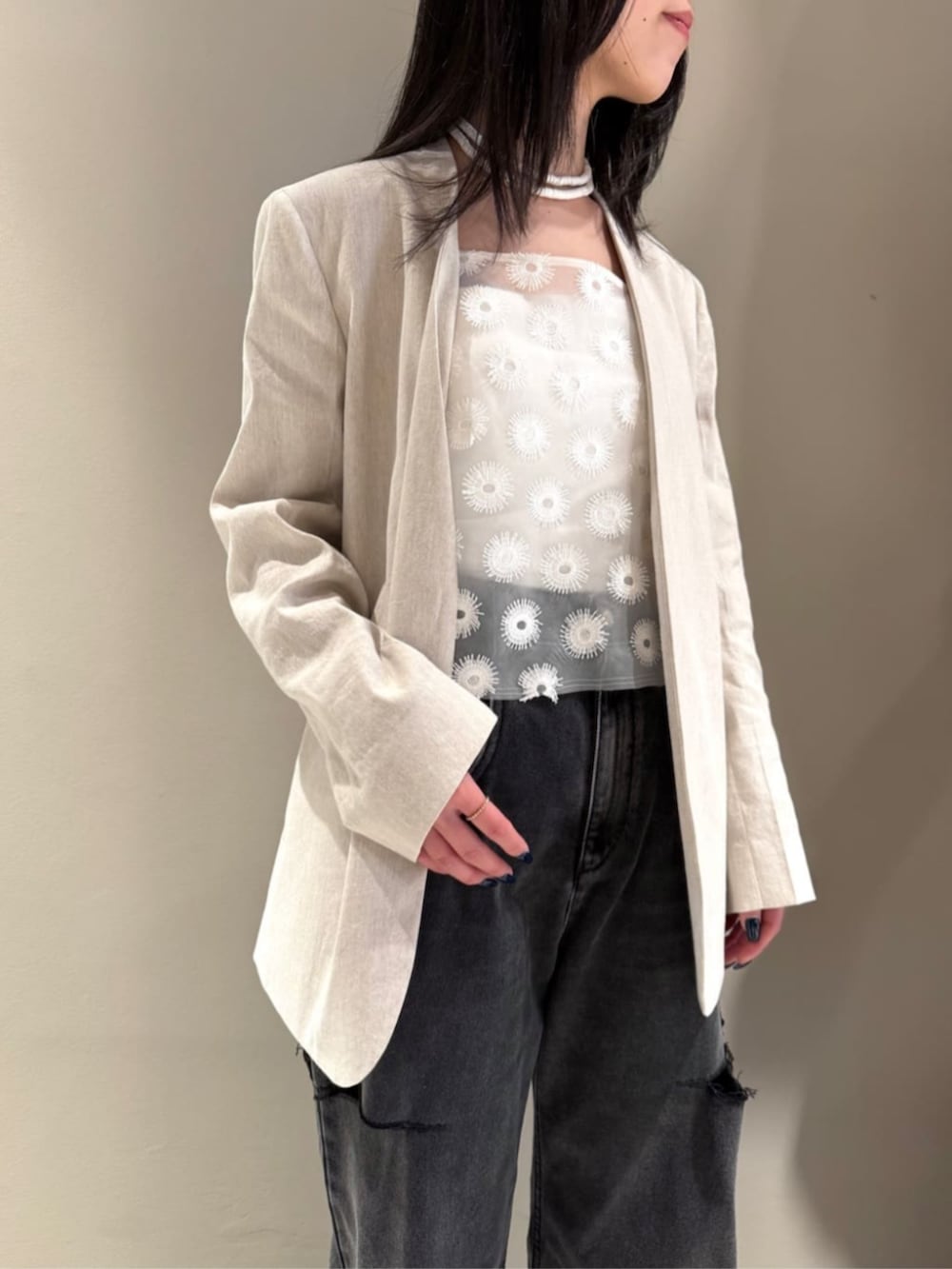 「TOMORROWLAND、トゥモローランド、Edition、MM6、MM6 Maison Martin Margiela、Maison Margiela、ノーカラージャケット、オーガンジートップス、フラワーモチーフ、エンブロイダリー、大人カジュアル」｜「EDITIONのリネンストレッチ ノーカラージャケット（ノーカラージャケット、ベージュ系）」を使った、Shimakawa_TOMORROWLANDさん（レディース・163cm）の夏コーディネートの2枚目の写真