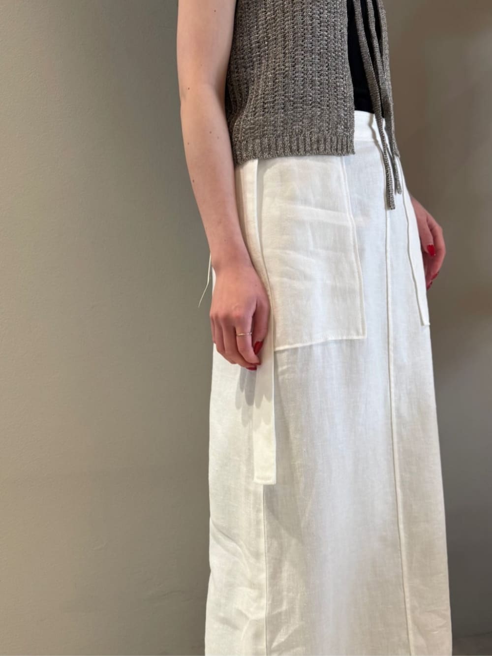 「TOMORROWLAND、トゥモローランド、BACCA、Maison Margiela、MM6 Maison Martin Margiela、ラメニット、リネンベスト、エプロンスカート、大人カジュアル、レイヤードスタイル」｜「BACCAのオーロラフィルム リネンベスト（ニット/セーター、グレー系）」を使った、Shimakawa_TOMORROWLANDさん（レディース・163cm）の夏コーディネートの4枚目の写真