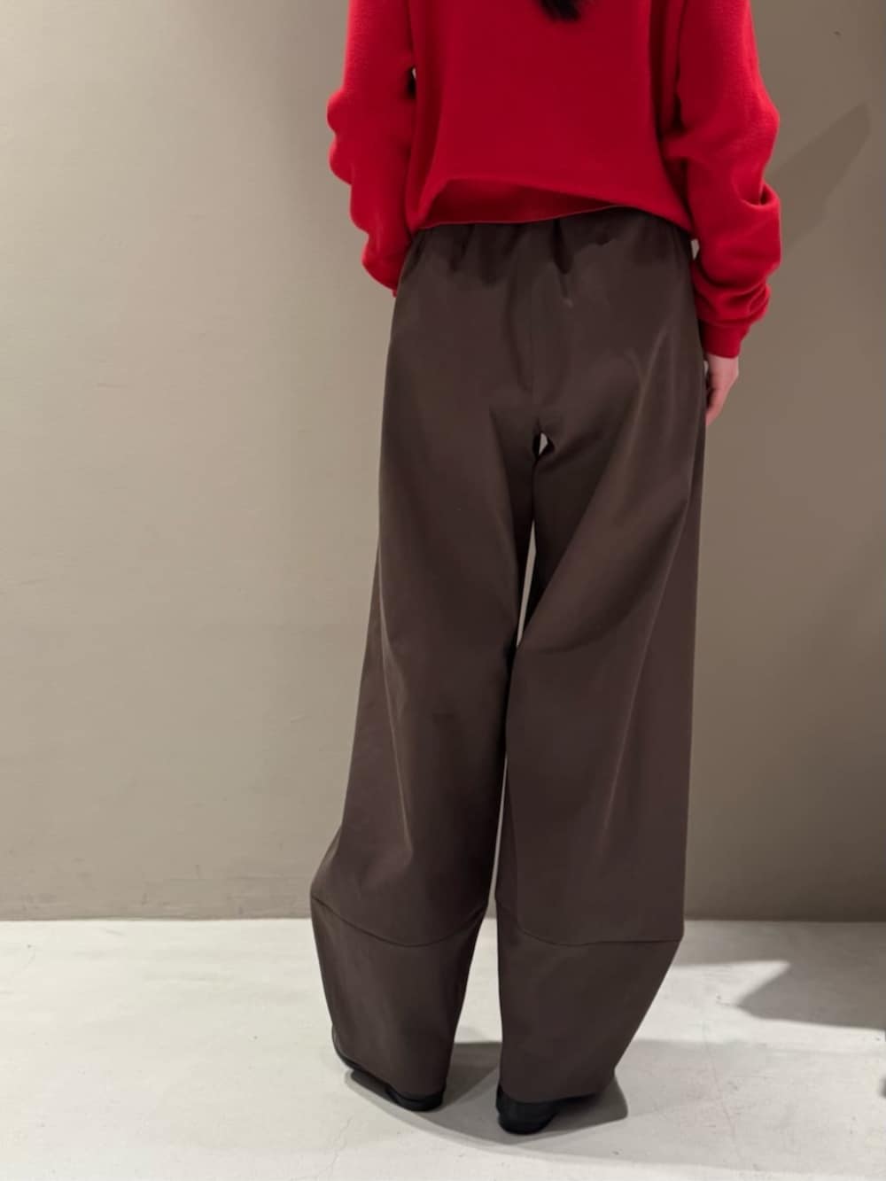 レッド系のカーディガン/ボレロ、ブラック系のニット/セーター、ブラウン系のその他パンツを着用したレディースの秋コーディネートの4枚目の写真