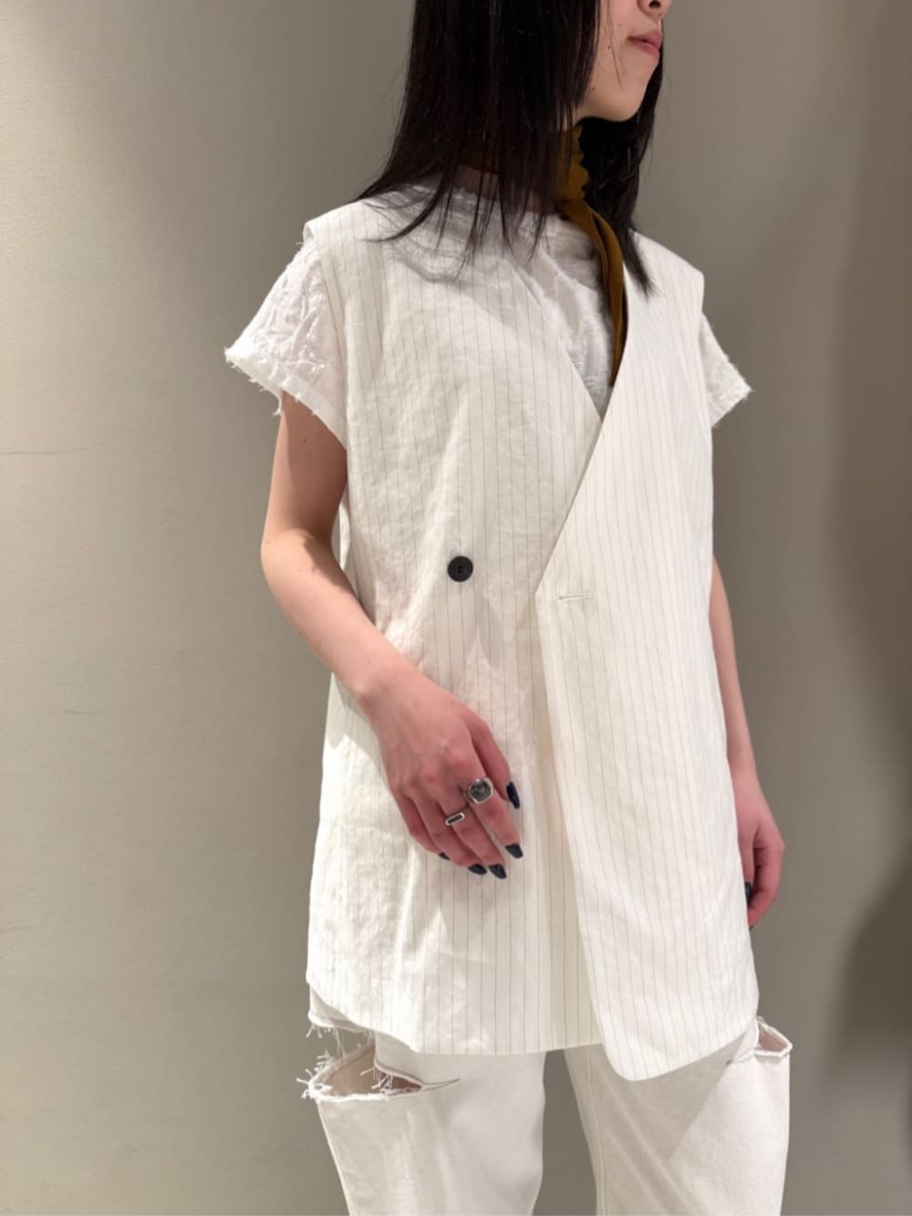 「TOMORROWLAND、トゥモローランド、Edition、Maison Margiela、TOMWOOD、ジレ、ジャカード、デニム、オールホワイト、ワントーンコーデ、大人カジュアル」｜「EDITIONのリネンストレッチ Vネックジレ（ベスト、ホワイト系）」を使った、Shimakawa_TOMORROWLANDさん（レディース・163cm）の夏コーディネートの2枚目の写真