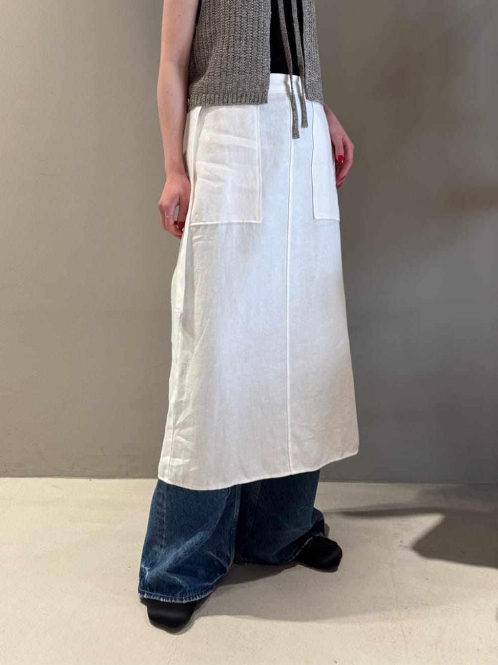 「TOMORROWLAND、トゥモローランド、BACCA、Maison Margiela、MM6 Maison Martin Margiela、ラメニット、リネンベスト、エプロンスカート、大人カジュアル、レイヤードスタイル」｜「BACCAのオーロラフィルム リネンベスト（ニット/セーター、グレー系）」を使った、Shimakawa_TOMORROWLANDさん（レディース・163cm）の夏コーディネートの3枚目の写真
