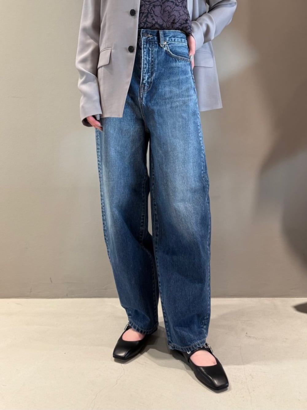 「TOMORROWLAND、トゥモローランド、ediition、Maison Margiela、ノーカラージャケット、デニム、バナナパンツ、大人カジュアル」｜「EDITIONのウールビエラ ノーカラージャケット（ノーカラージャケット、グレー系）」を使った、Shimakawa_TOMORROWLANDさん（レディース・163cm）の春コーディネートの3枚目の写真