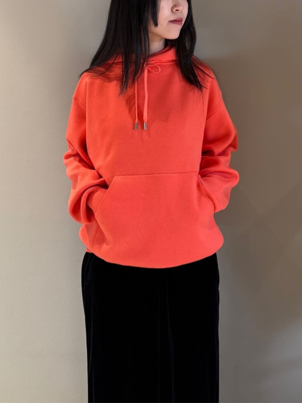 「TOMORROWLAND、トゥモローランド、caban、Maison Margiela、ユニセックス、フーディー、パーカー、ベロアワンピース、ベロア、レイヤードスタイル、大人カジュアル」｜「cabanのCABaN ソフトベロア Vネックロングワンピース（ワンピース、ブラック系）」を使った、Shimakawa_TOMORROWLANDさん（レディース・163cm）の冬コーディネートの2枚目の写真