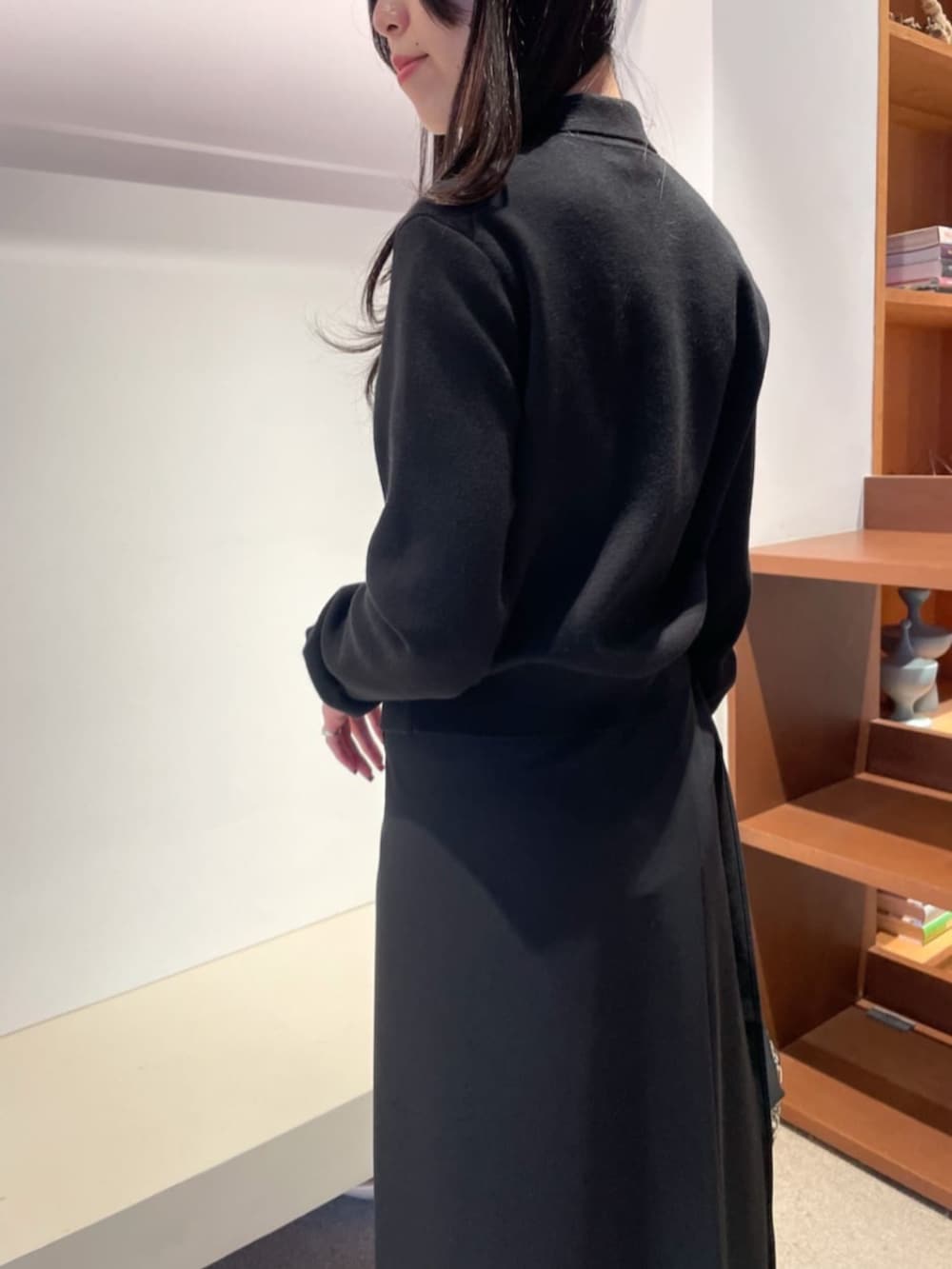 「TOMORROWLAND、トゥモローランド、caban、Edition、BACCA、ポロニット、ニットポロ、カーディガン、ジレ、ラップスカート、ロングスカート、モノトーン、大人カジュアル」｜「cabanのCABaN コットンカシミヤ パールロゴポロカーディガン（カーディガン/ボレロ、ブラック系）」を使った、Shimakawa_TOMORROWLANDさん（レディース・163cm）の冬コーディネートの3枚目の写真