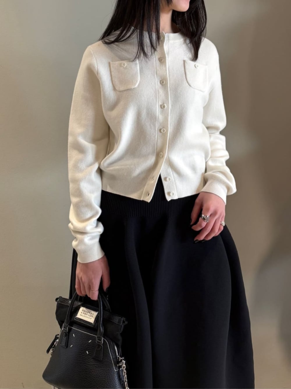 「TOMORROWLAND、トゥモローランド、caban、CFCL、Maison Margiela、MM6、カーディガン、モノトーン、大人カジュアル」｜「cabanのCABaN コットンカシミヤ クルーネックカーディガン（カーディガン/ボレロ、ホワイト系）」を使った、Shimakawa_TOMORROWLANDさん（レディース・163cm）の春コーディネートの2枚目の写真
