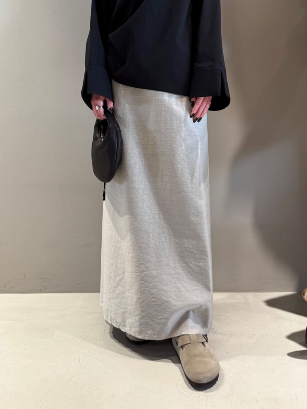 「TOMORROWLAND、トゥモローランド、BACCA、ediition、Edition、birkenstock、Aeta、TOMWOOD、ブラウス、フレアスカート、大人カジュアル」｜「BACCAのコットンピケ サイドストリングブラウス（シャツ/ブラウス、ブラック系）」を使った、Shimakawa_TOMORROWLANDさん（レディース・163cm）の春コーディネートの5枚目の写真
