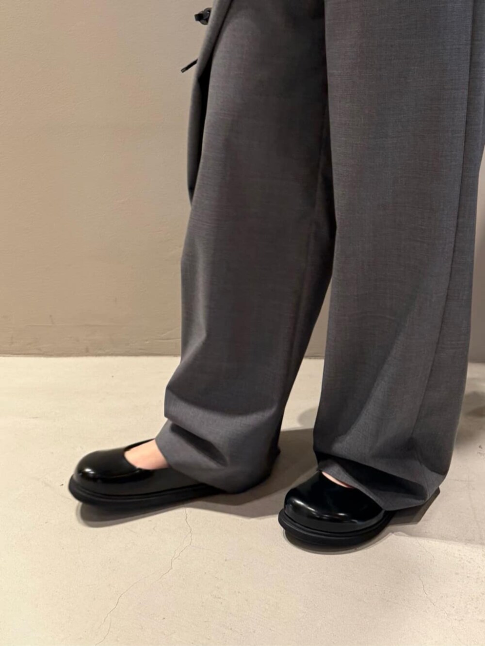 グレー系のスラックス、ブルー系のカーディガン/ボレロ、ブルー系のニット/セーターを着用したレディースの秋コーディネートの5枚目の写真