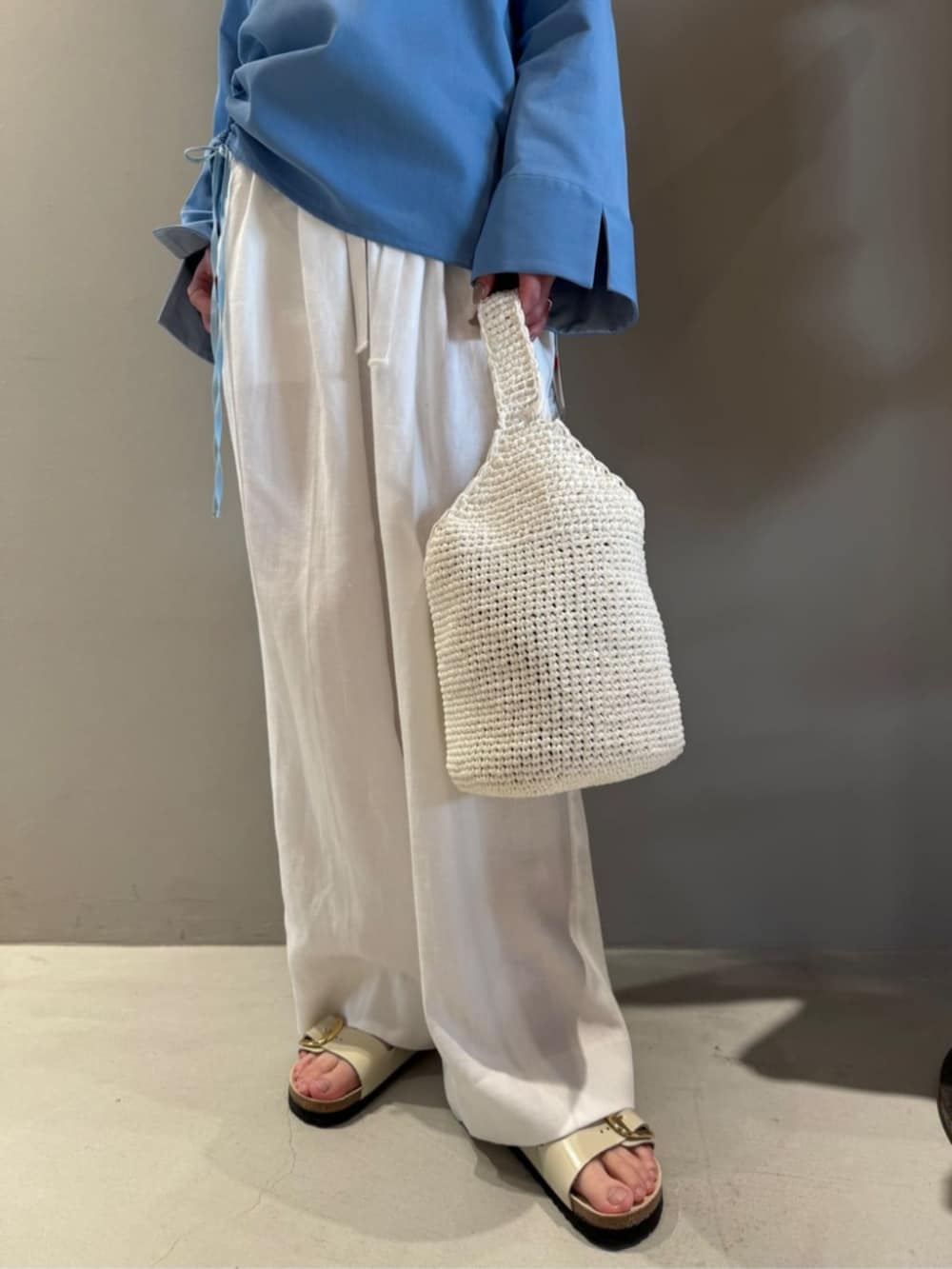 「TOMORROWLAND、トゥモローランド、BACCA、Aeta、BIRKENSTOCK、birkenstock、ブラウス、ブルー、リネンパンツ、大人カジュアル」｜「BACCAのリネンツイル タックワイドパンツ（その他パンツ、ホワイト系）」を使った、Shimakawa_TOMORROWLANDさん（レディース・163cm）の夏コーディネートの4枚目の写真