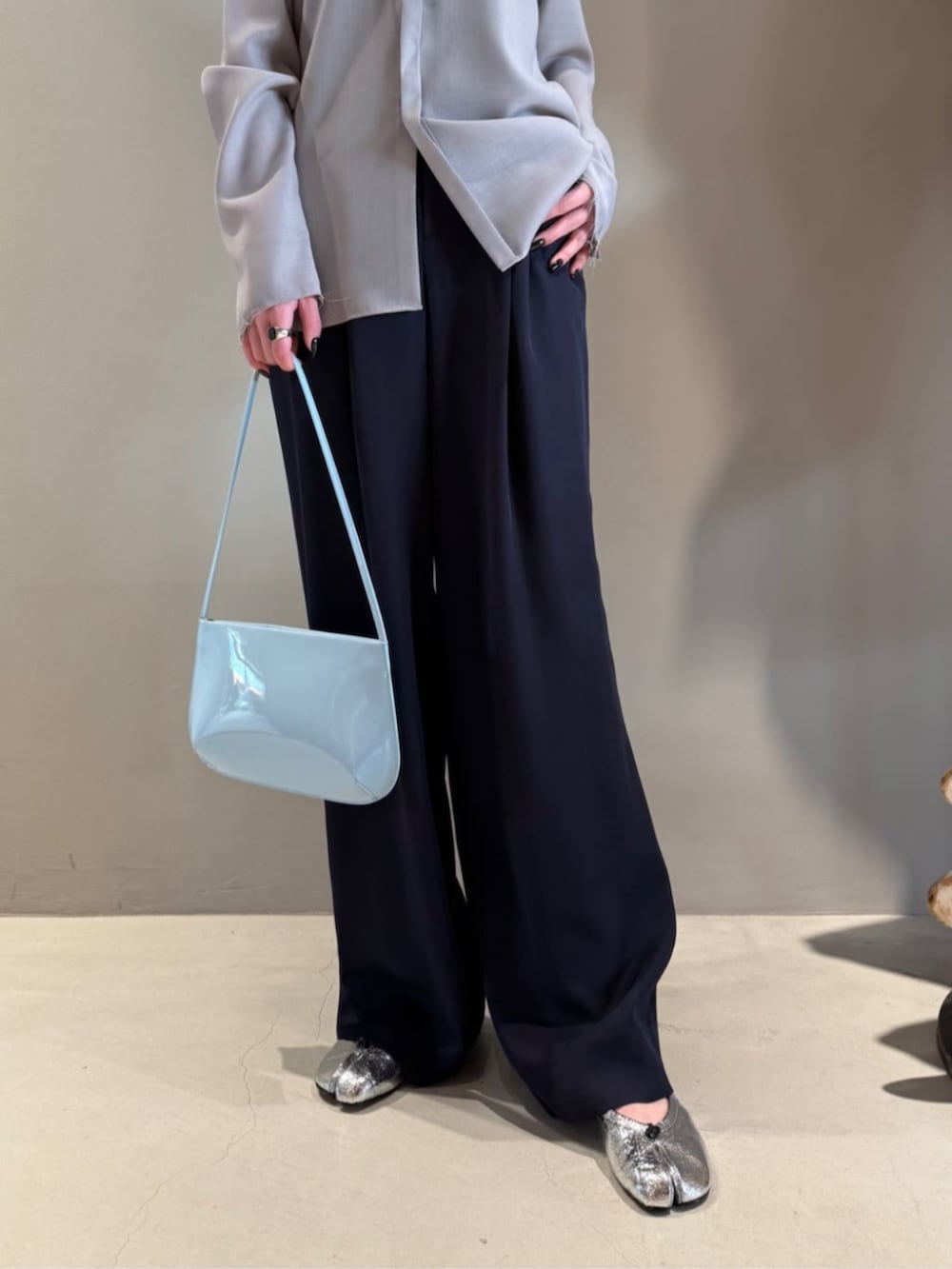 「TOMORROWLAND、トゥモローランド、Edition、caban、Maison Margiela、TOMWOOD、ノーカラーシャツ、タックパンツ、大人カジュアル」｜「EDITIONのレーヨンナイロン ブラトップ（キャミソール、ブラック系）」を使った、Shimakawa_TOMORROWLANDさん（レディース・163cm）の春コーディネートの4枚目の写真